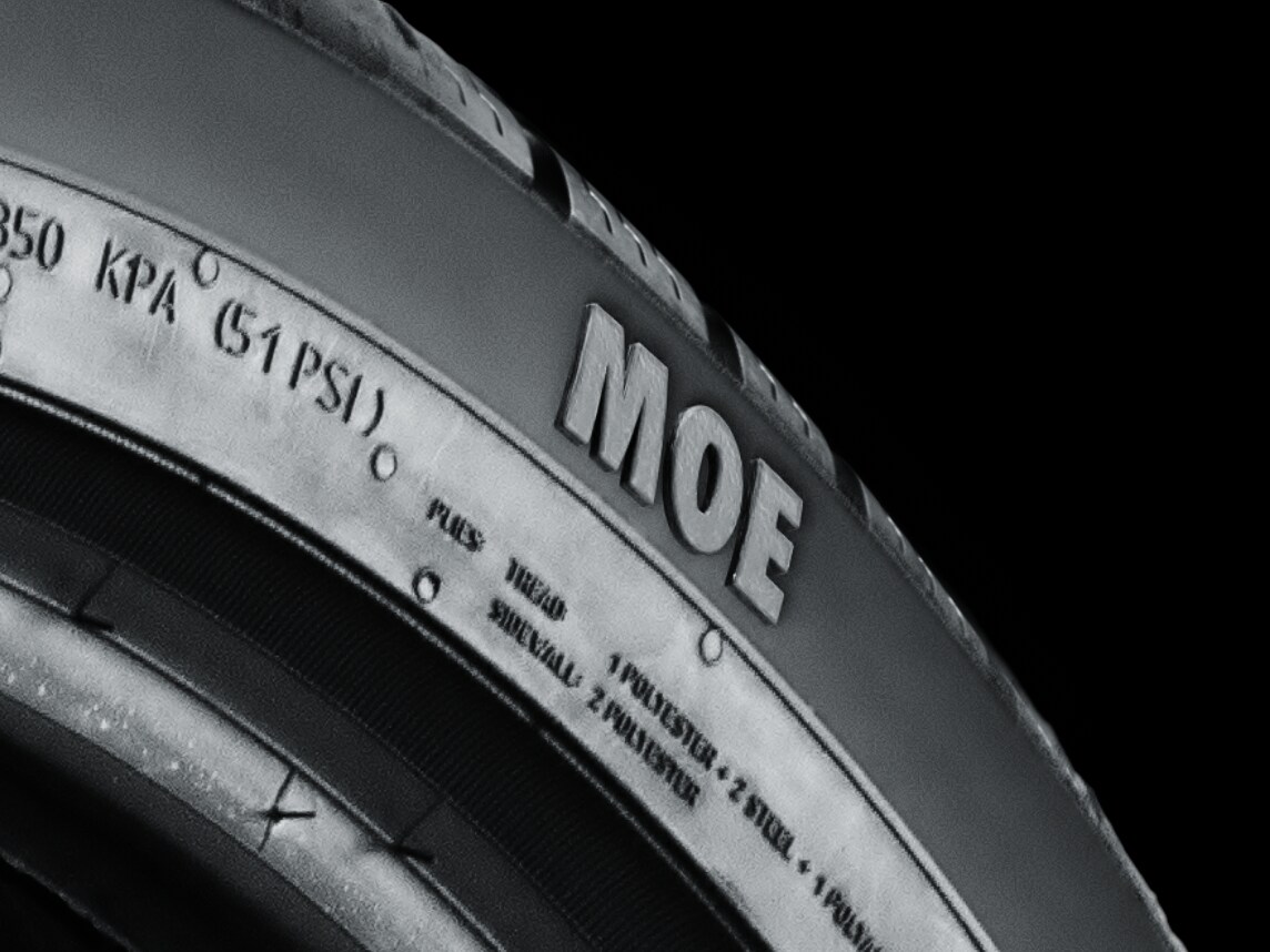 Gros plan sur un pneu Mercedes-Benz MOE.