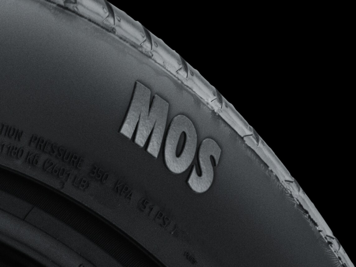 Gros plan sur un pneu Mercedes-Benz MOS.