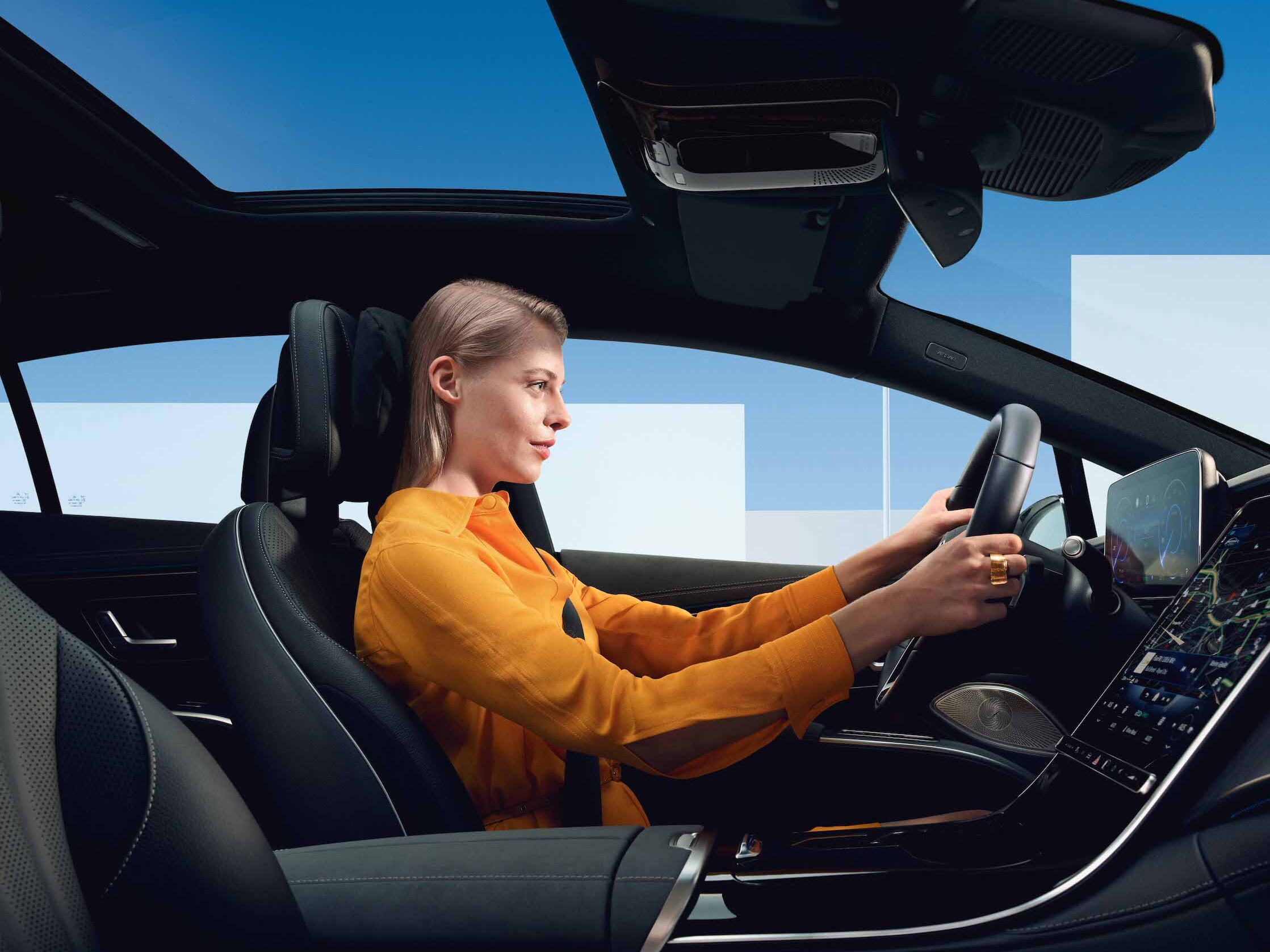 Una donna seduta all'interno di una Mercedes Benz.