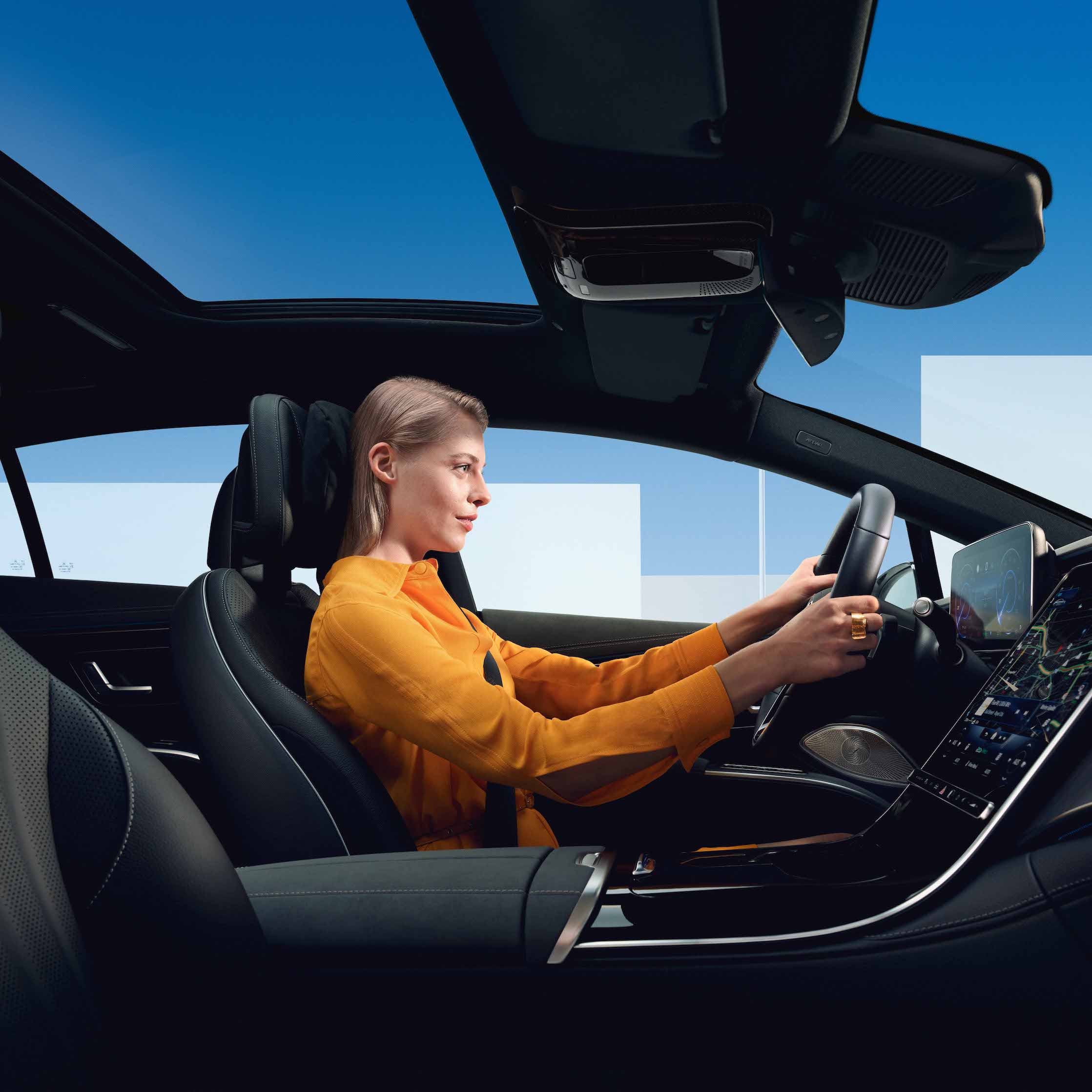 Garantie mobilité Mobilo | Mercedes-Benz Une femme est assise dans une Mercedes-Benz.