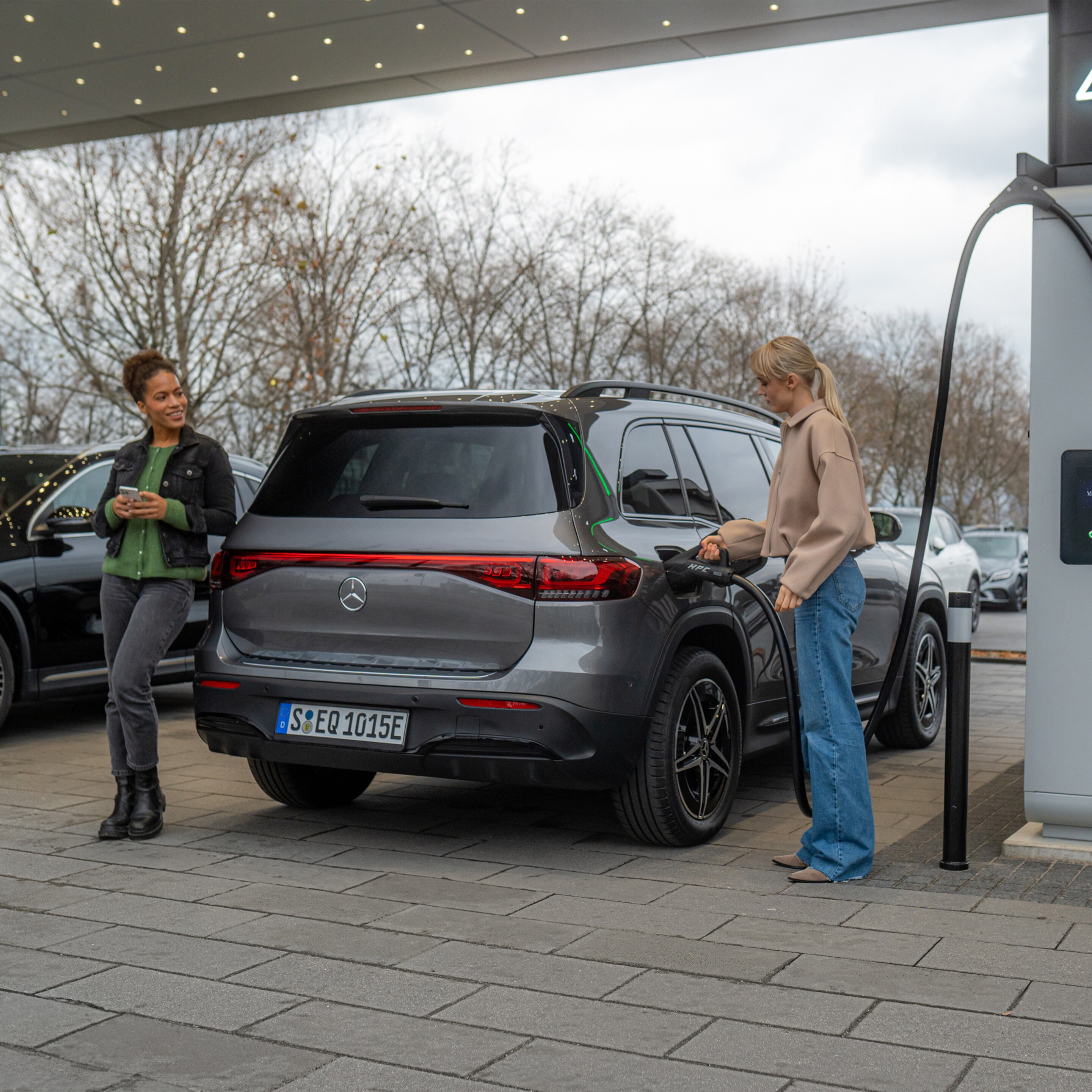 Deux voitures électriques Mercedes-Benz à une borne de recharge.