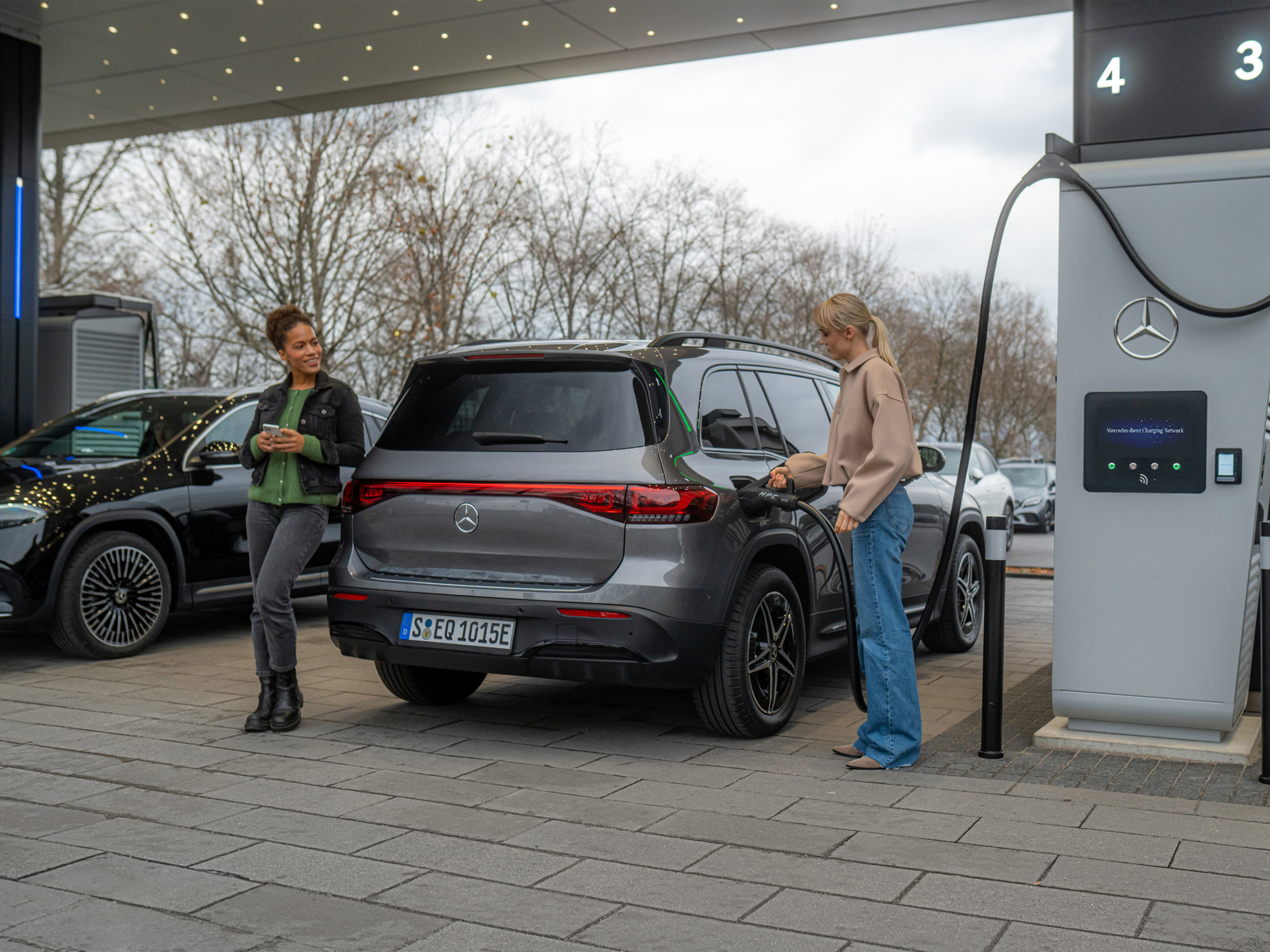 Mercedes-Benz Ladenetz | Laden unterwegs | Mercedes-Benz Zwei Mercedes-Benz Elektroautos an einer Ladestation.