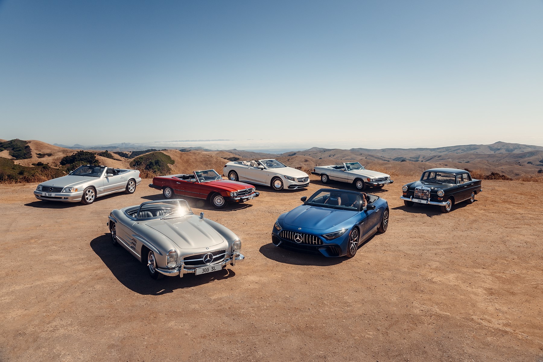 Modelli Mercedes-Benz Classic Alcuni modelli Mercedes-Benz Classic in un deserto.