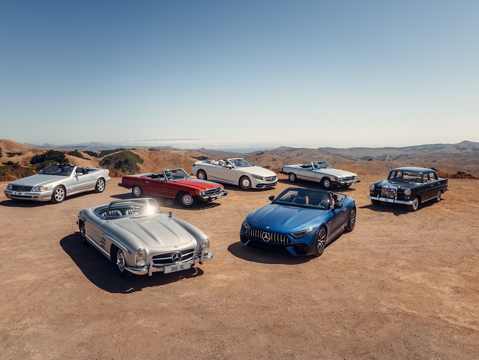 Véhicules Mercedes-Benz Classic dans un désert.