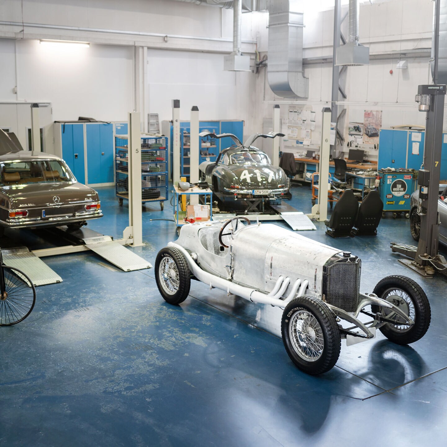 Werkstatt mit Oldtimern.