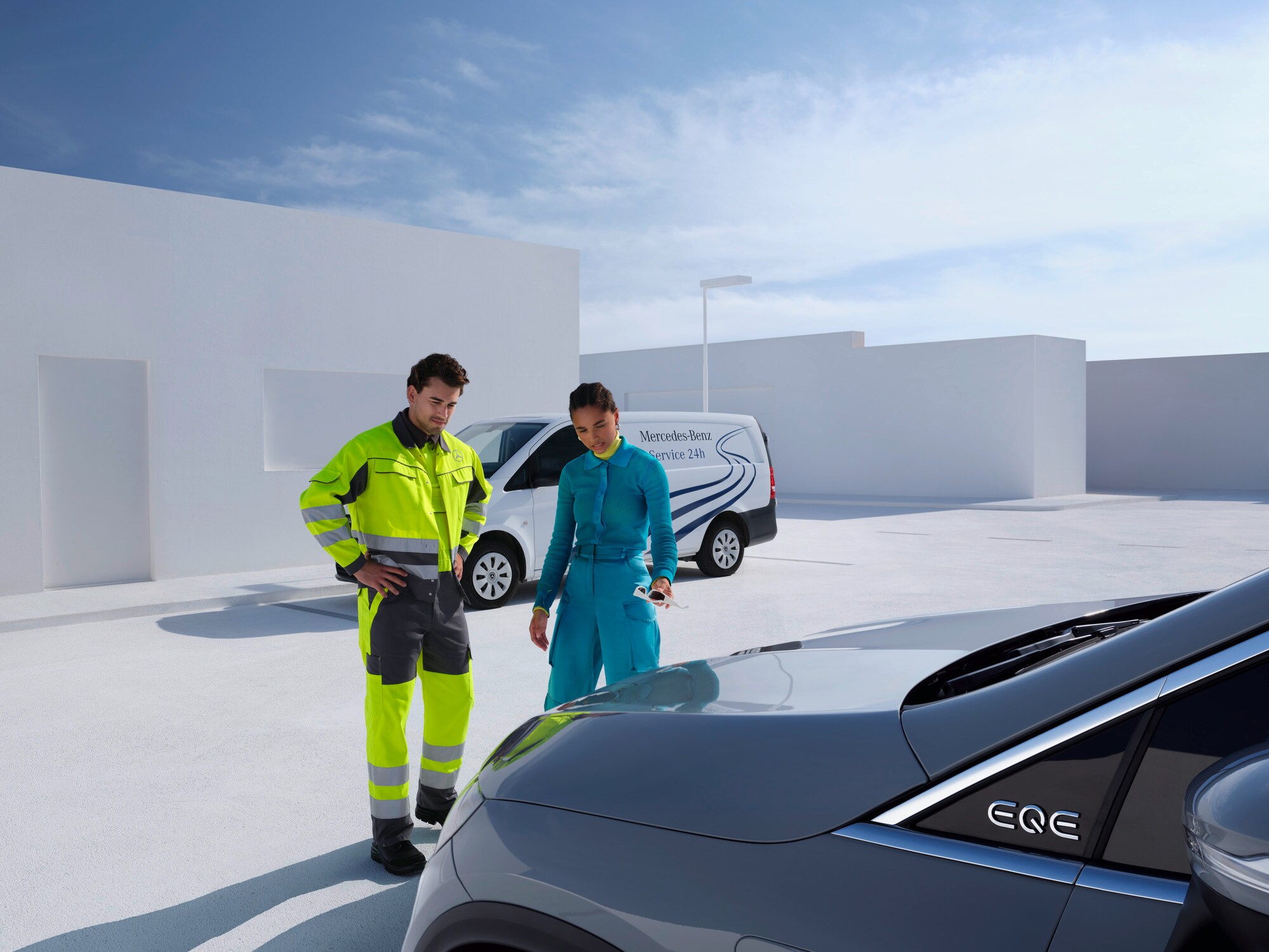 Mann vom Mercedes-Benz Service24 Support-Team steht mit Frau vor ihrem Mercedes-Benz