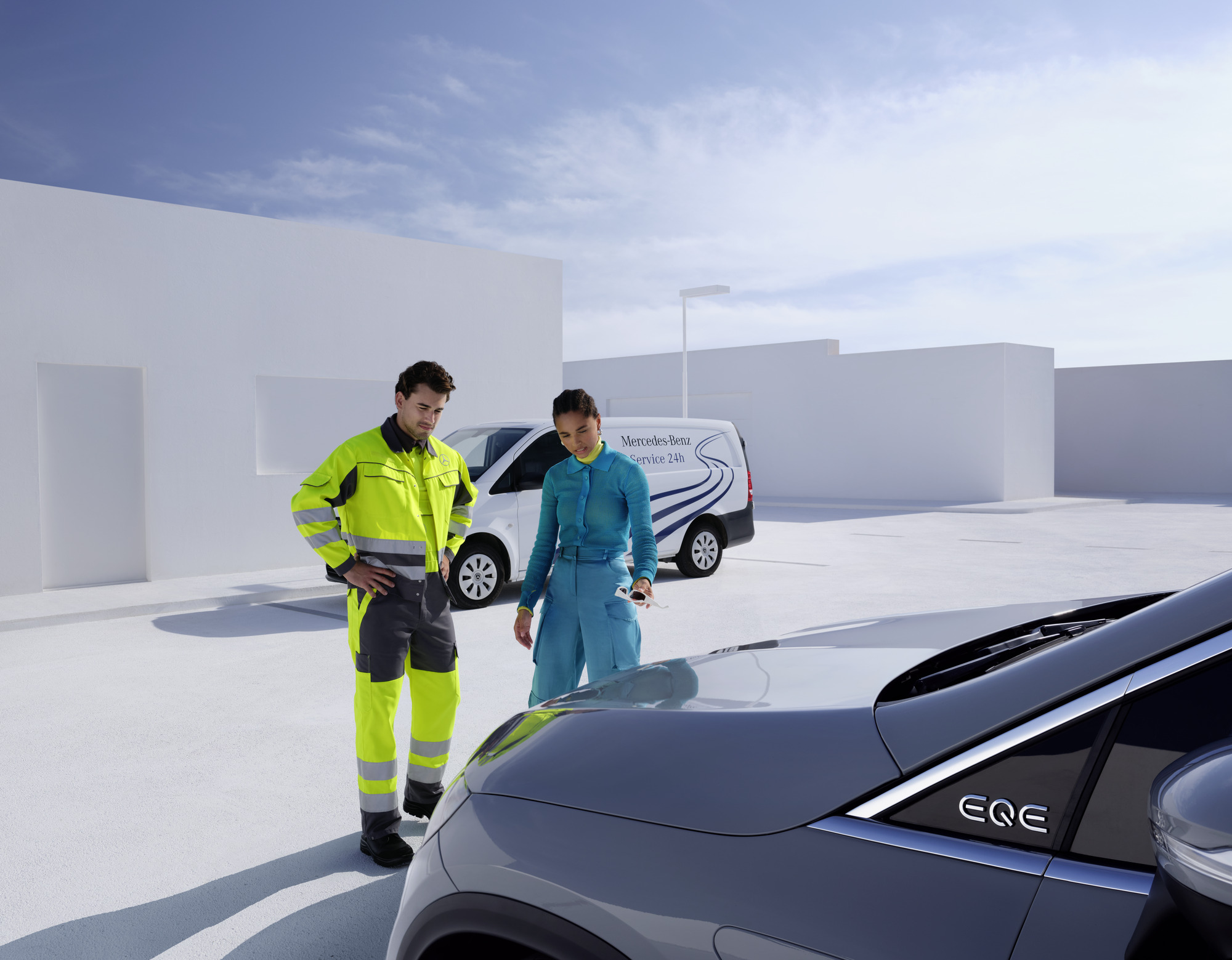 Assistenza stradale | Mercedes-Benz Consulente Service24 con un cliente davanti a un veicolo.
