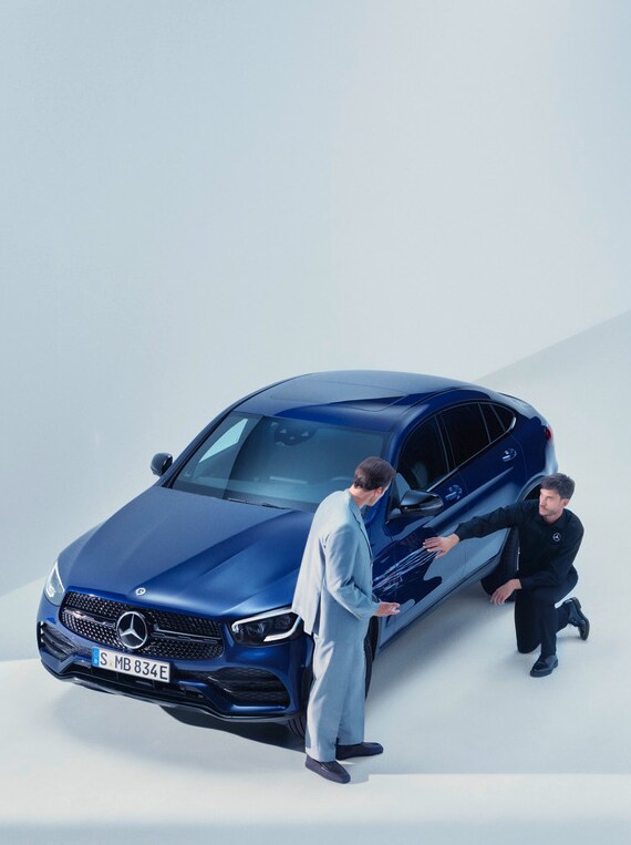 Mann vom Mercedes-Benz Support-Team kniet neben einem beschädigten Mercedes-Benz