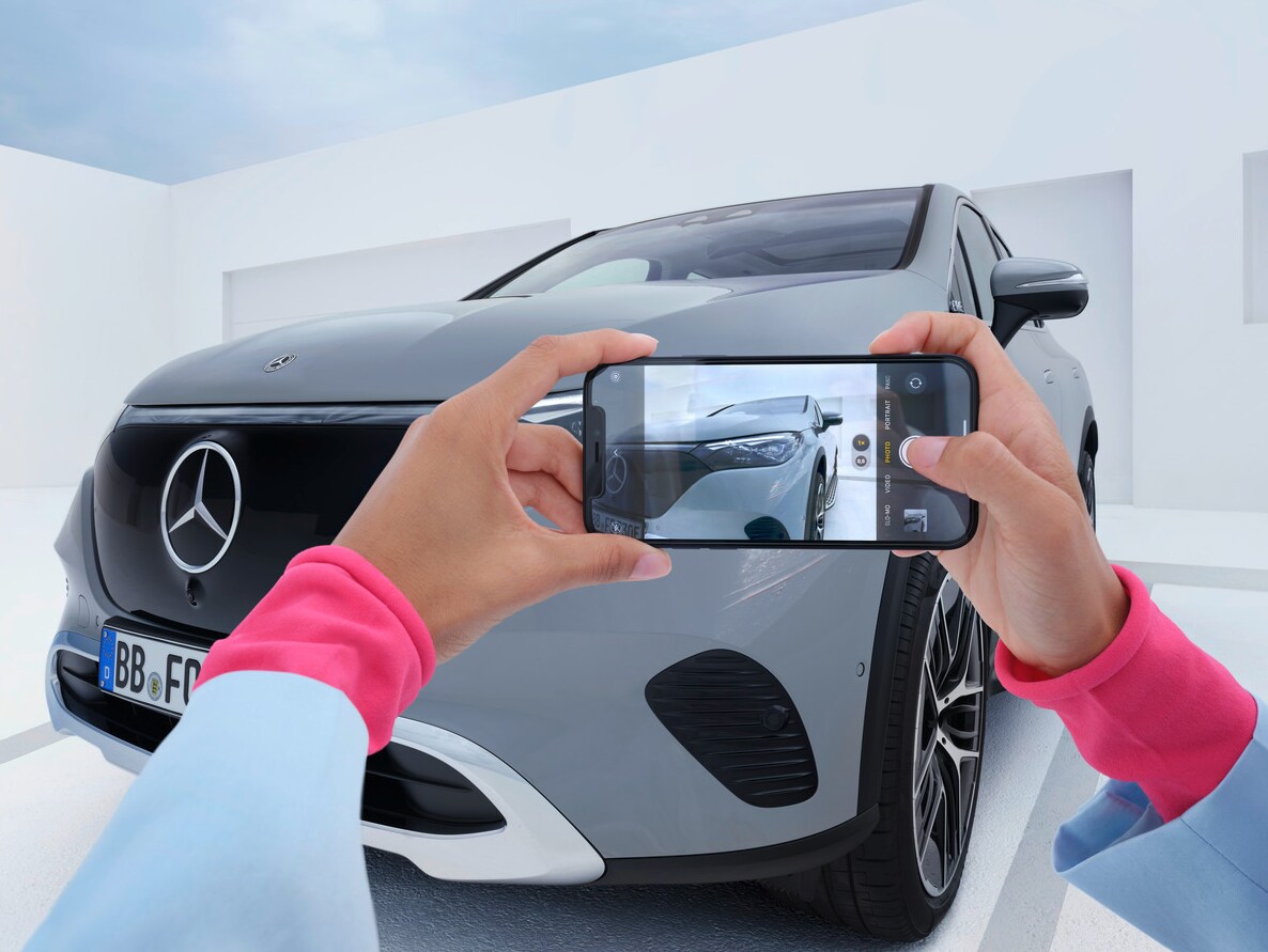 Un telefono pronto a scattare una foto della Mercedes-Benz