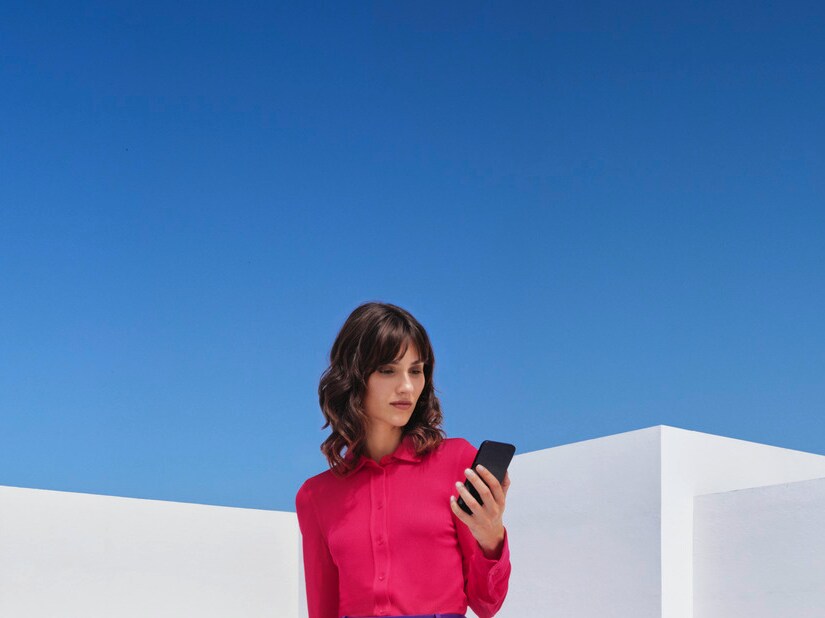 Una donna al telefono davanti alla sua Mercedes-Benz