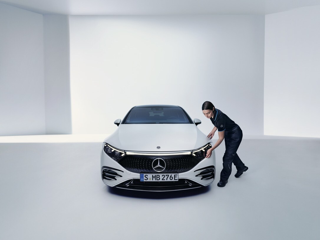 Technicienne Mercedes-Benz vérifiant un phare.