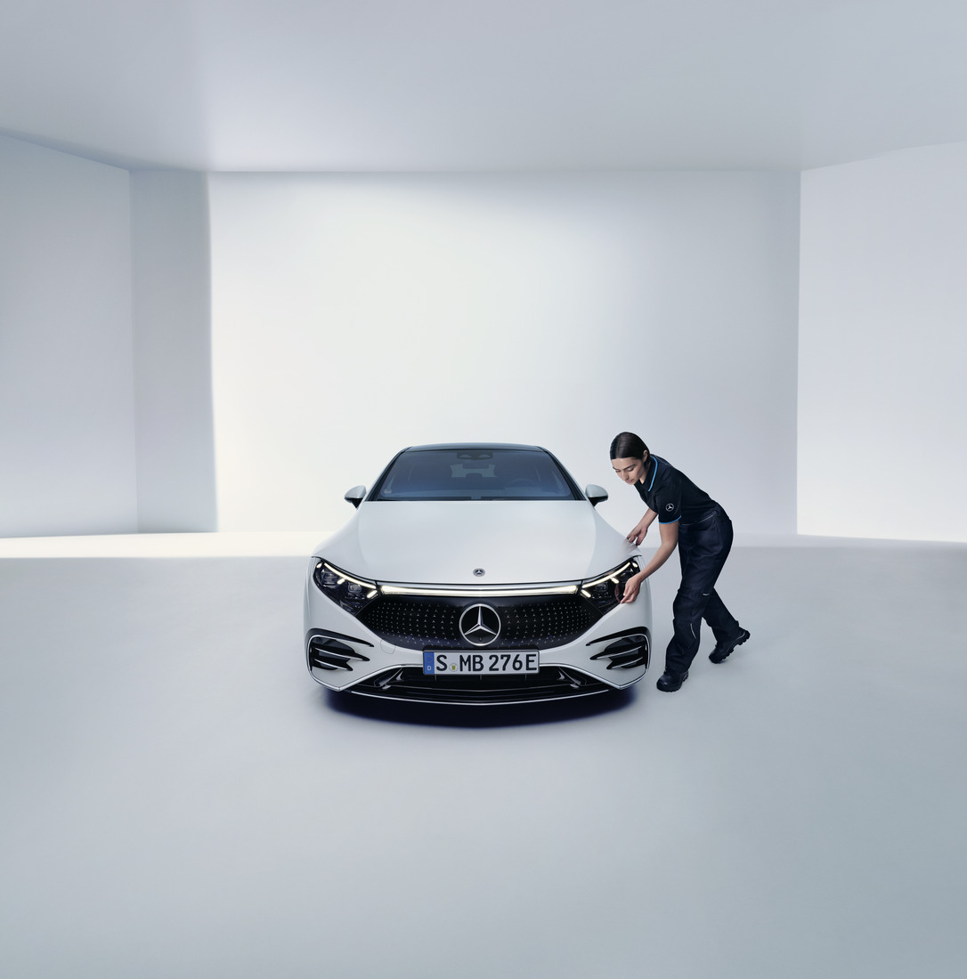 Riparazione Mercedes-Benz | Mercedes-Benz Tecnica Mercedes-Benz controlla un faro.