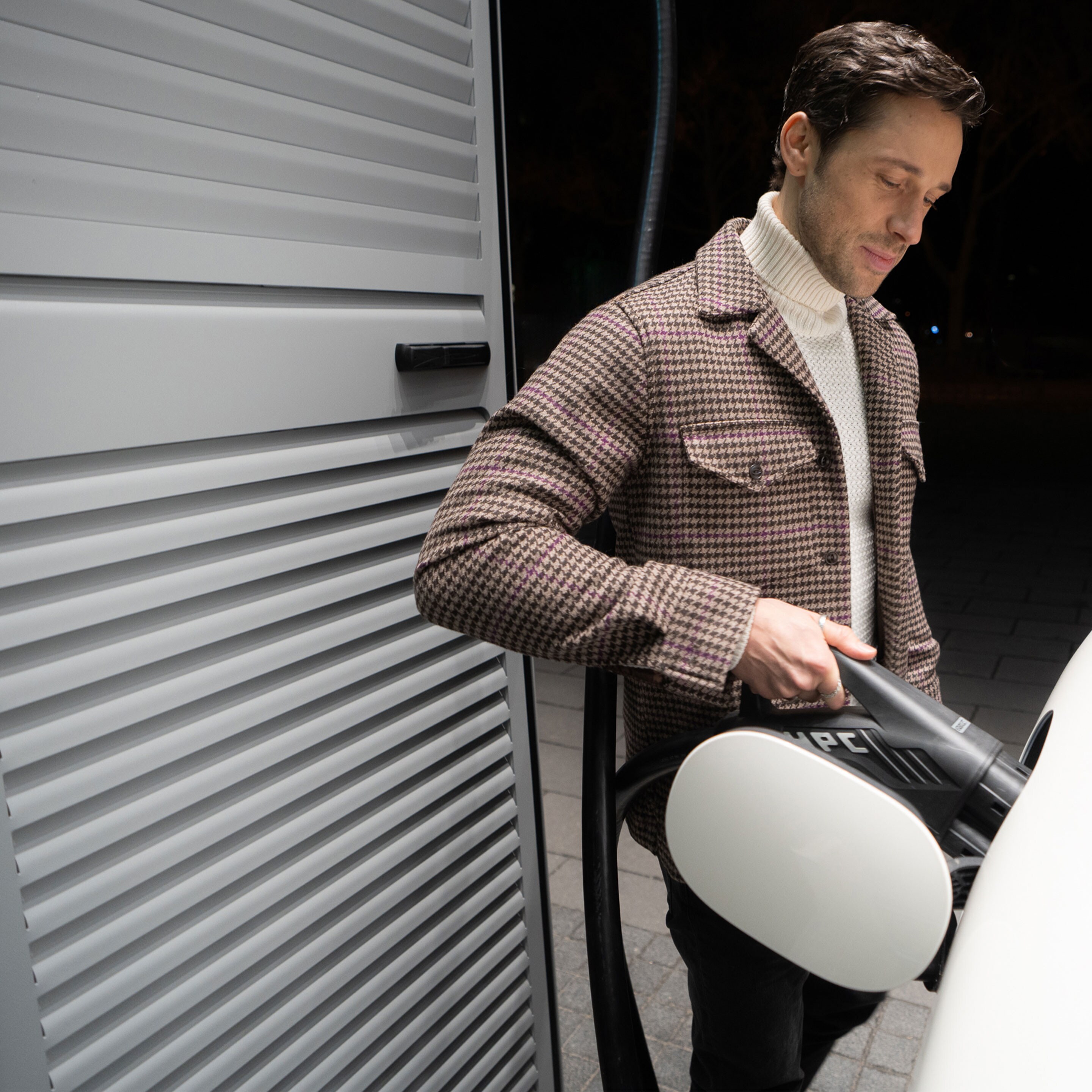 Un véhicule électrique Mercedes-Benz se recharge en cours de route grâce à MB.CHARGE Public.