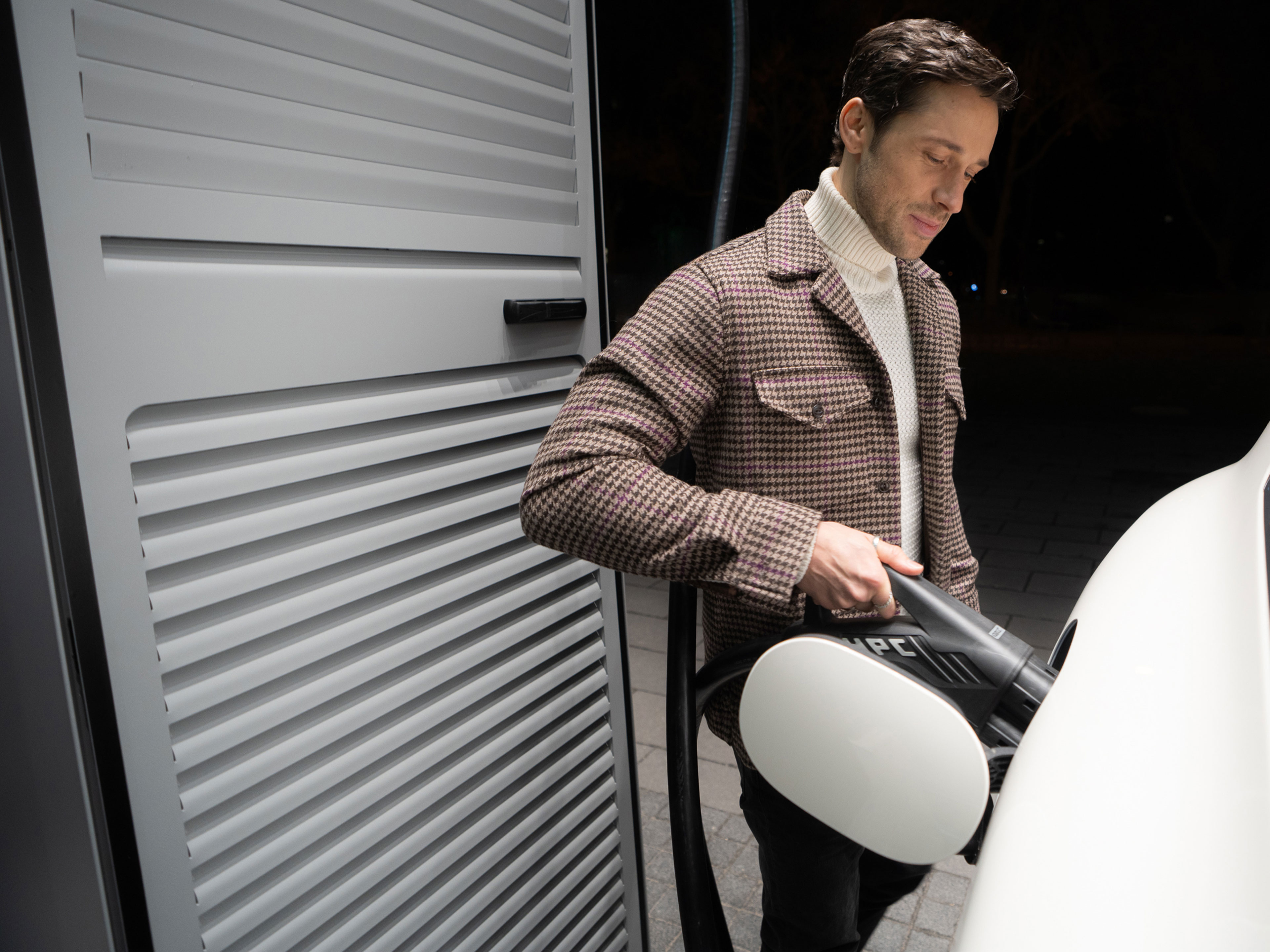 Ricarica pubblica | Ricarica | Mercedes-Benz Un'auto elettrica Mercedes-Benz mentre effettua la ricarica durante il viaggio con MB.CHARGE Public.