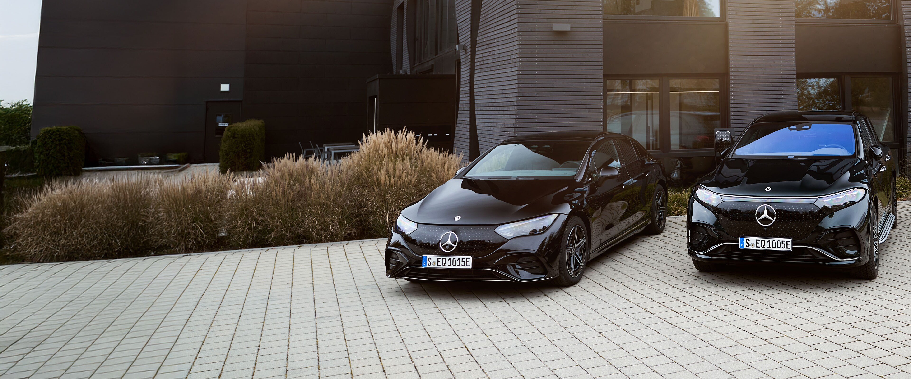 Alcuni clienti business con flotte di veicoli elettrici mentre controllano il livello di carica del proprio veicolo.