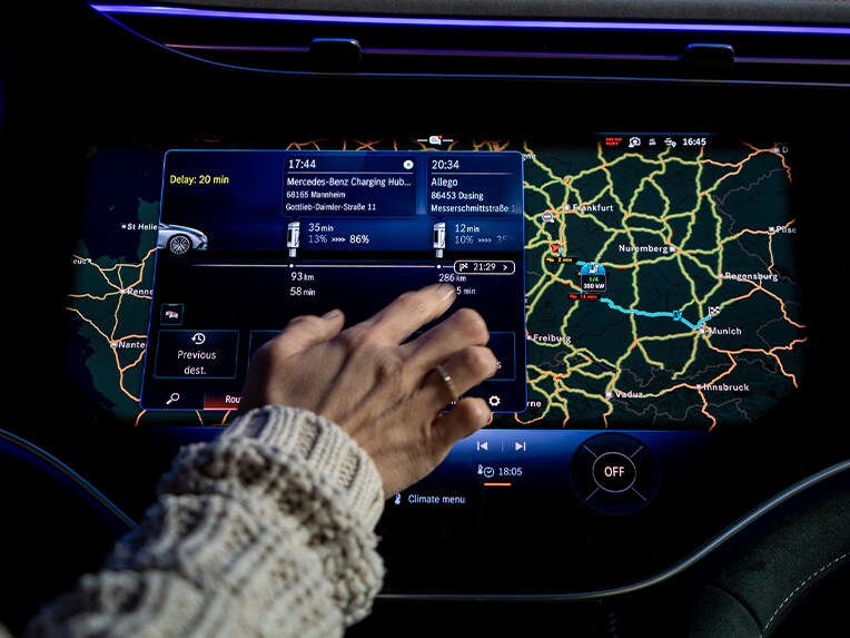 L'intérieur d'un véhicule Mercedes-Benz équipé d'un système de navigation avec intelligence électrique.