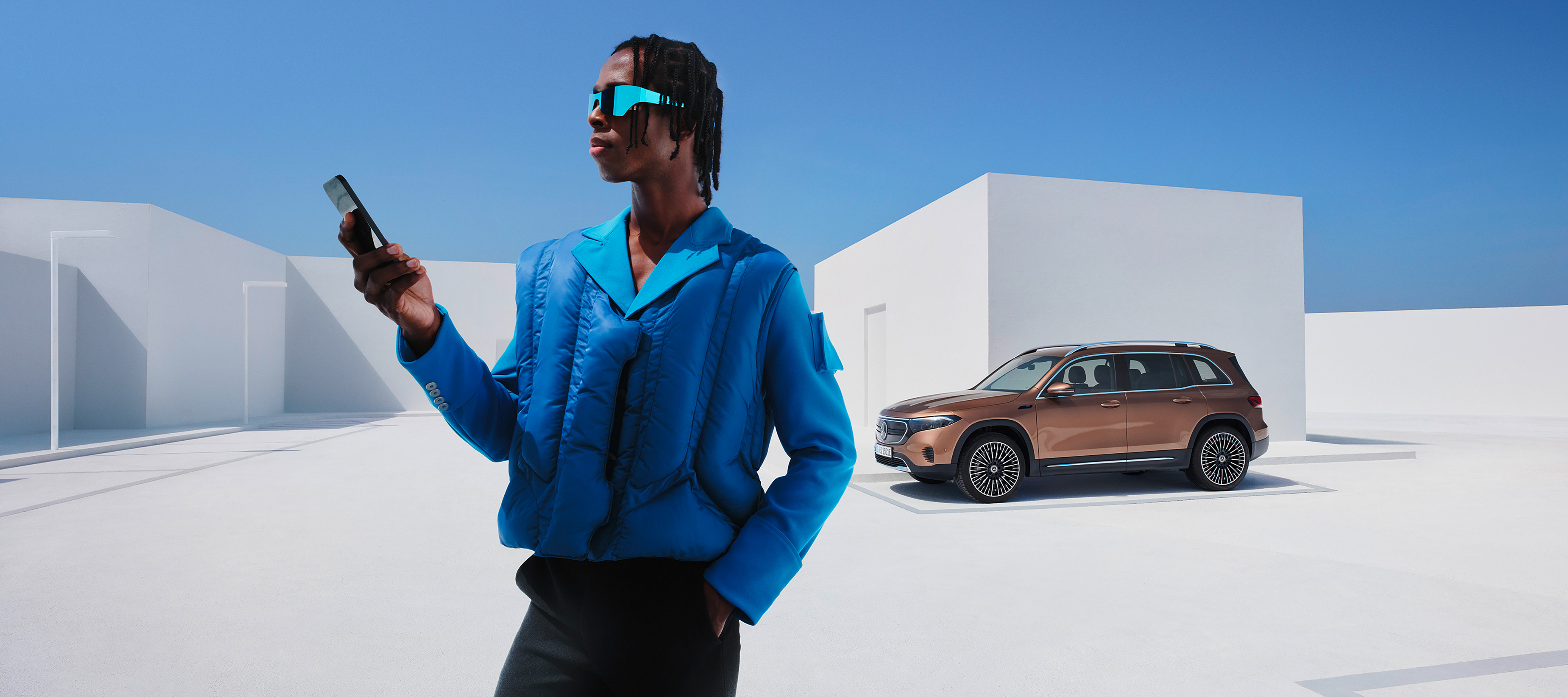 Mercedes-Benz App | Mercedes-Benz Ein Mann verwendet Digitale Extras auf seinem Smartphone, um sich mit seinem Mercedes-Benz zu verbinden.