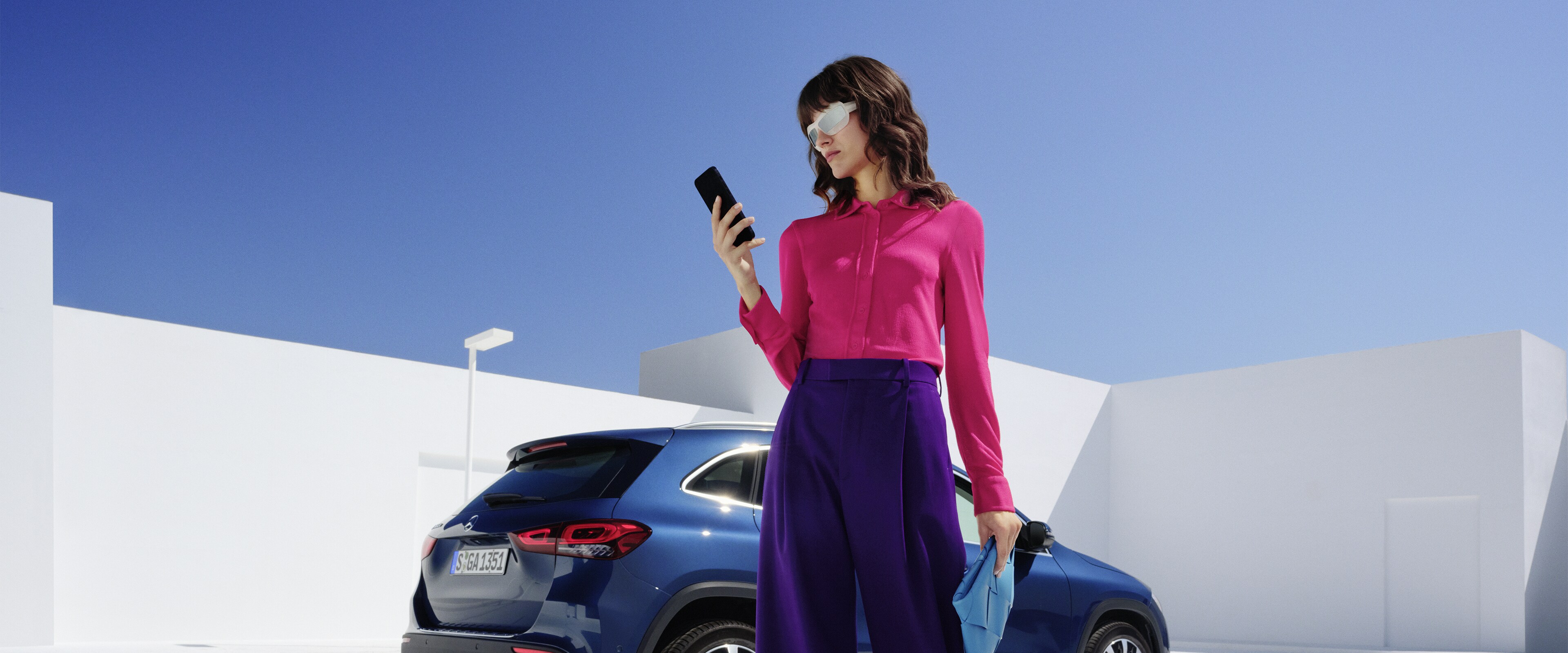 Auf dem MBUX Multimediasystem in einem Mercedes-Benz werden Digitale Extras ausgewählt.