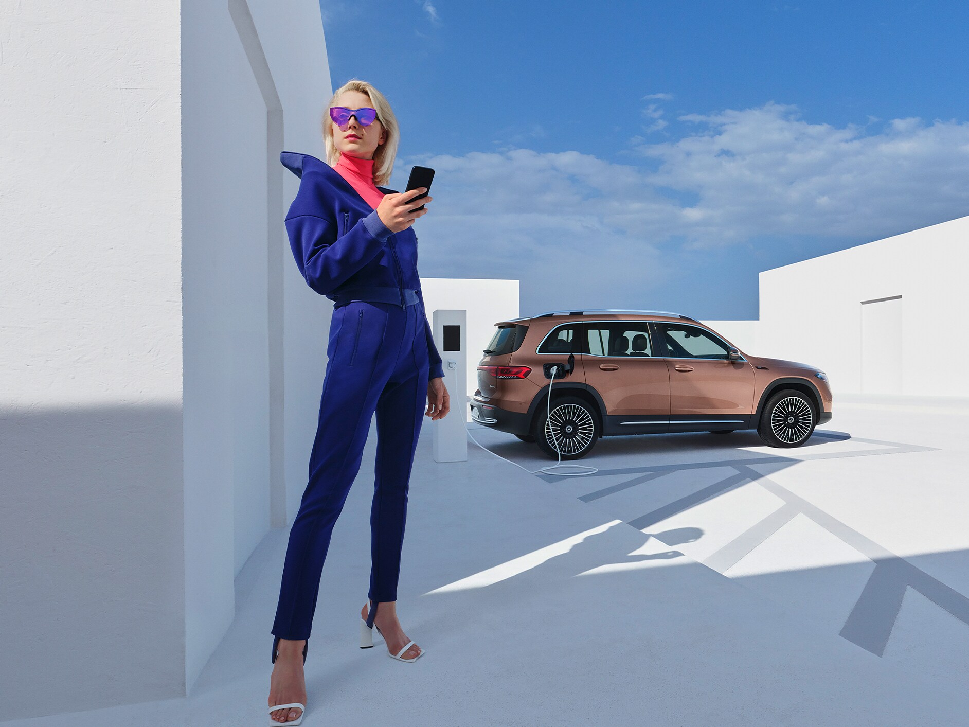 Una donna mentre collega il suo smartphone al veicolo per utilizzare i servizi di base.