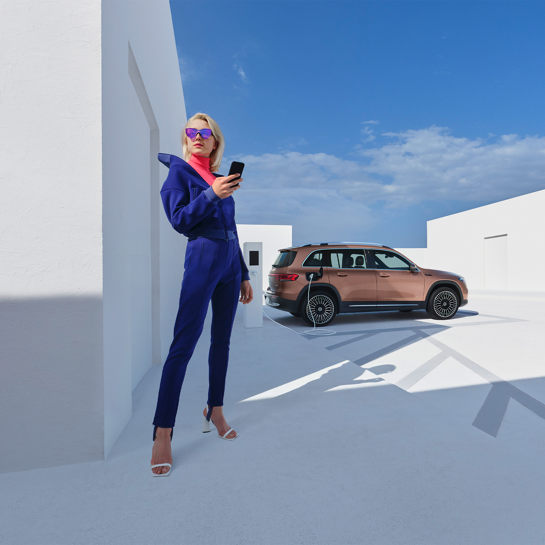 Equipaggiamento di serie | Equipaggiamento di serie | Mercedes-Benz Una donna mentre collega il suo smartphone al veicolo per utilizzare i servizi di base.