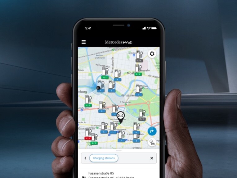 Die Ladestationen in der Umgebung werden über Mercedes me Charge in der Mercedes App auf dem Smartphone angezeigt.