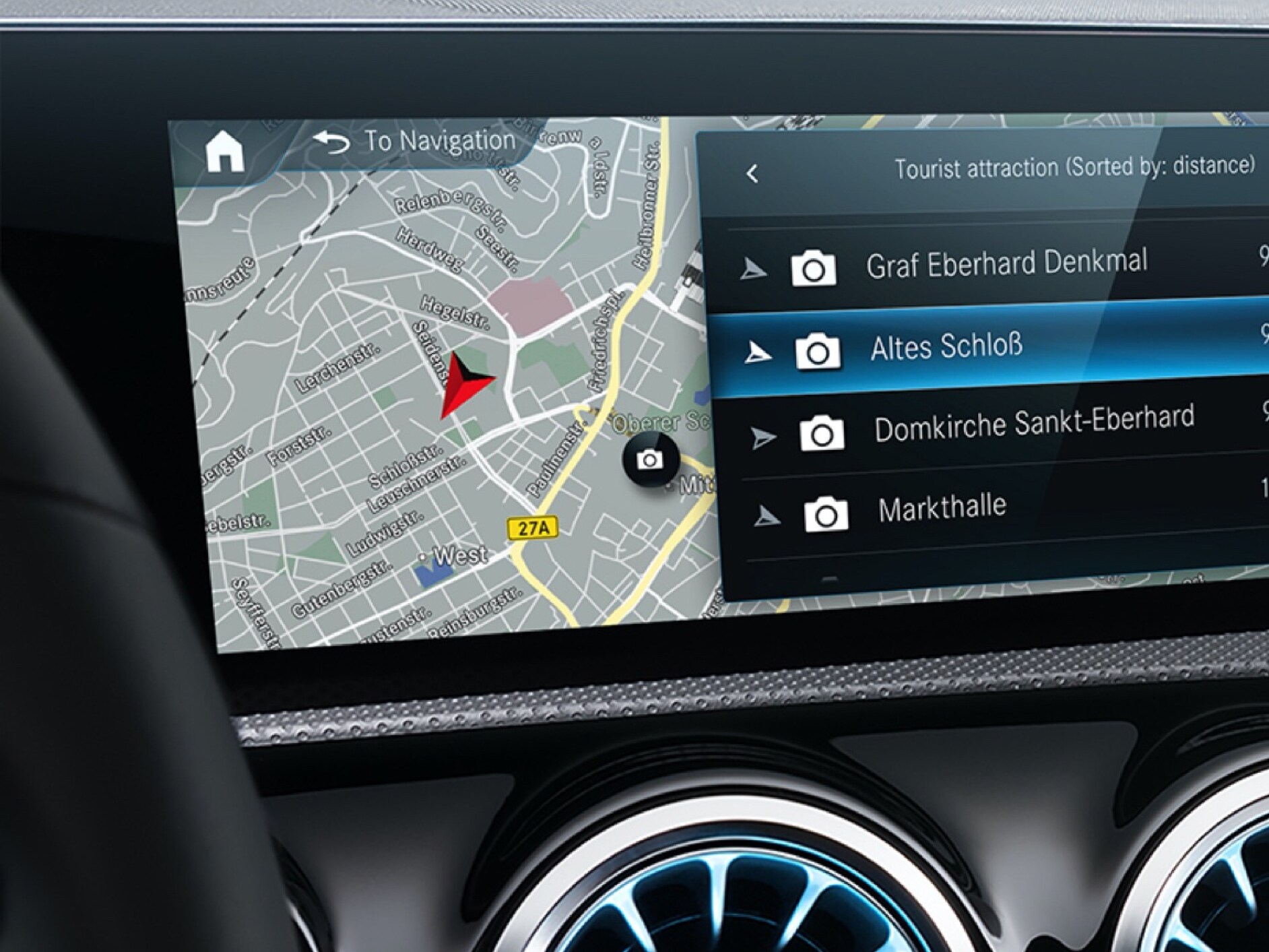 Il sistema multimediale MBUX visualizza il percorso migliore per il conducente grazie al Digital Extras per la navigazione.