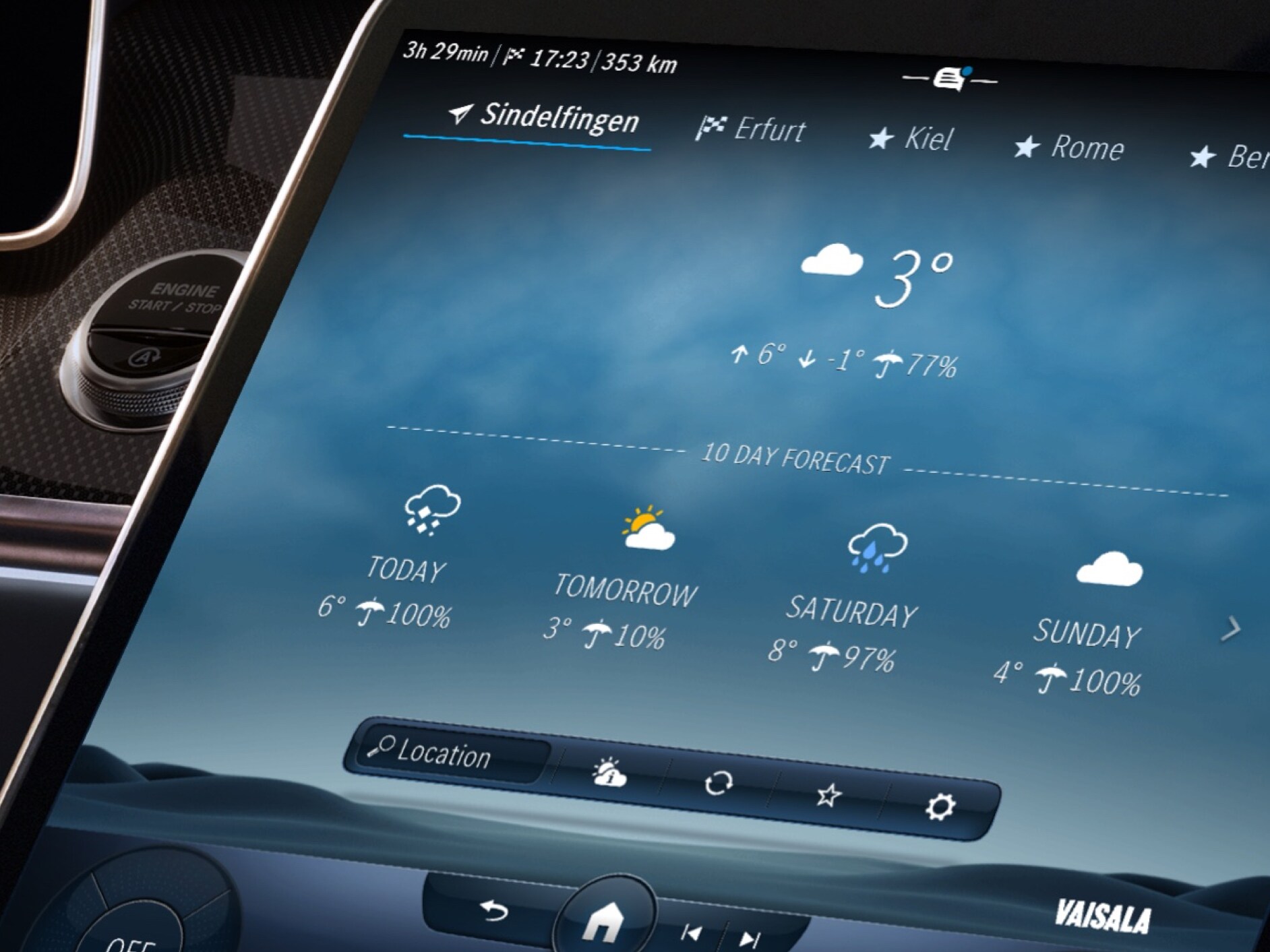 Das Wetter am Zielort wird dank des Digitalen Extras Wettervorhersage auf dem Bildschirm des MBUX Multimediasystems angezeigt.