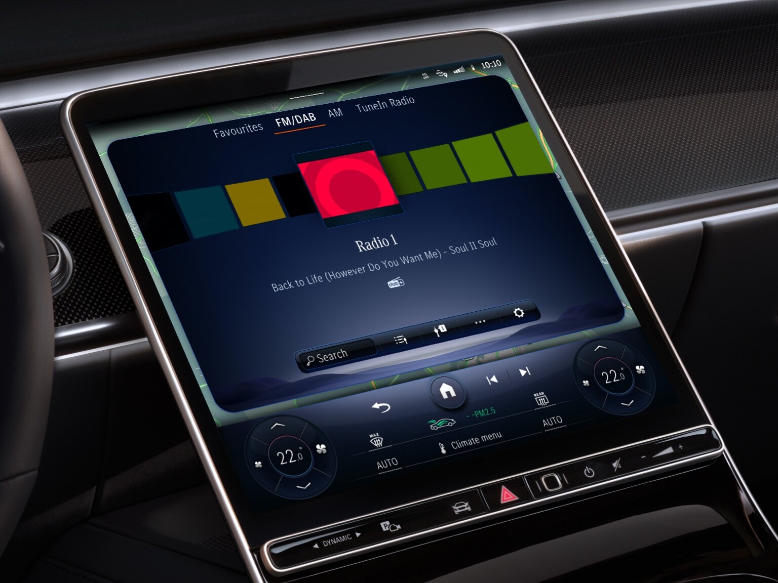 Le système multimédia MBUX d’une Mercedes-Benz affiche les stations de radio du monde entier, grâce au Pack Divertissement.