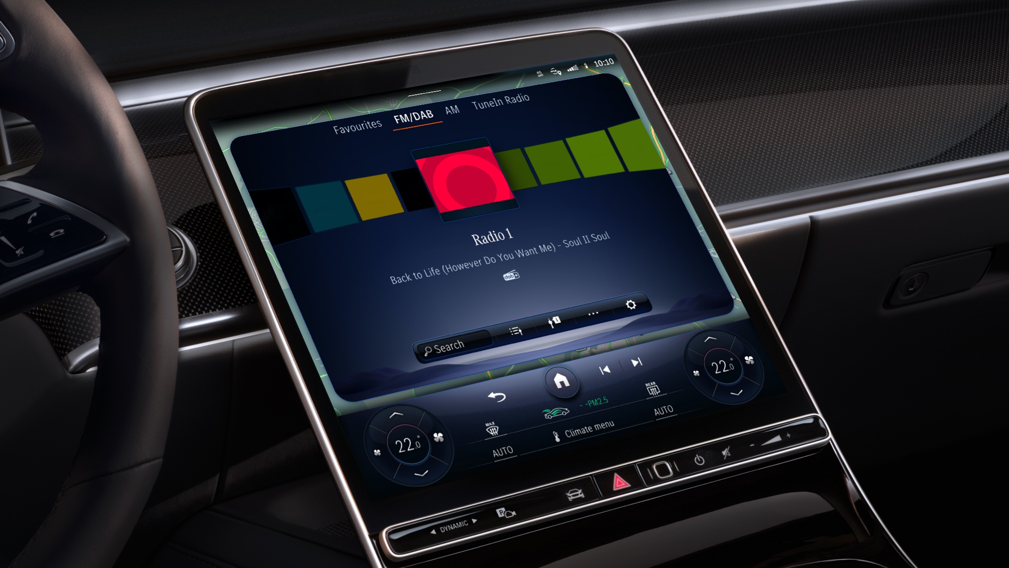Informations radio augmentées | Divertissement | Mercedes-Benz Le système multimédia MBUX d’une Mercedes-Benz affiche les stations de radio du monde entier, grâce au Pack Divertissement.