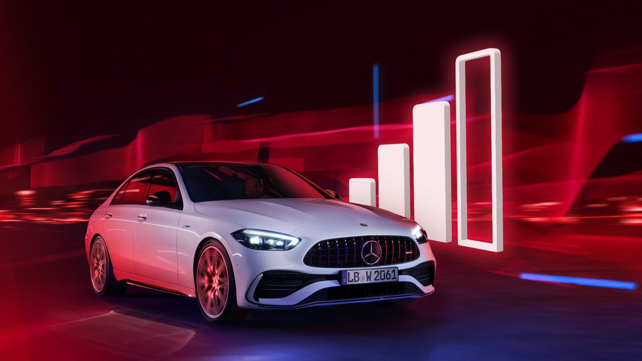 Volume des données confort de fournisseurs tiers | Divertissement | Mercedes-Benz Une Mercedes-Benz passe devant une barre de réception.