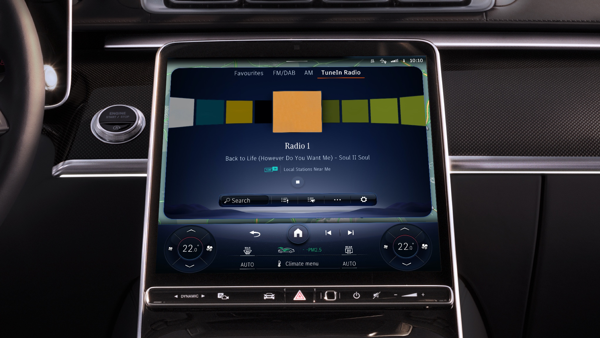 Internetradio | Entertainment | Mercedes-Benz Das MBUX Multimediasystem in einem Mercedes-Benz zeigt dank des Entertainment-Pakets erweiterte Informationen wie Interpret, Titel und Albumcover.