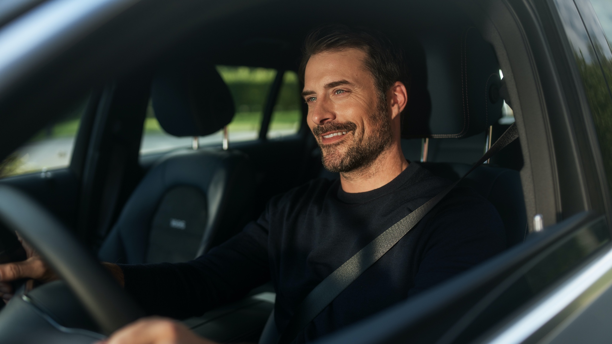 Service radio suivant | Divertissement | Mercedes-Benz Un homme profite de la radio Internet sans interruption dans sa Mercedes-Benz grâce au Pack Divertissement.