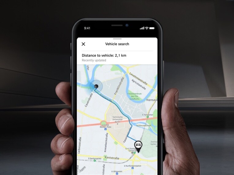 Sur un smartphone, l'emplacement du véhicule est affiché via l’offre digitale Remote