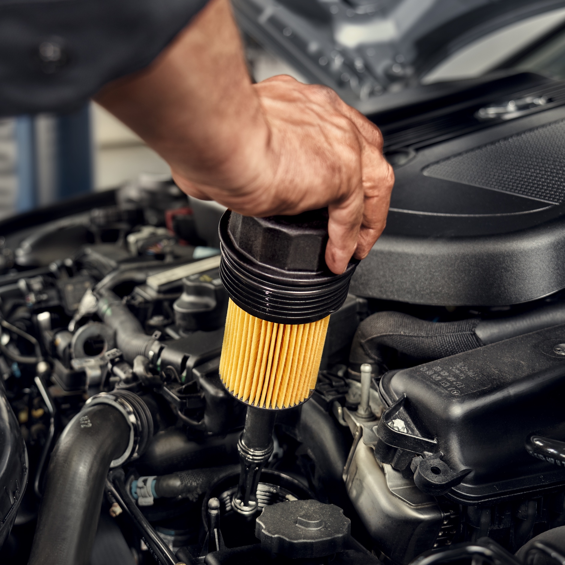 Ölfilter | Mercedes-Benz Ein Techniker installiert den Ölfilter in einem Mercedes-Benz.