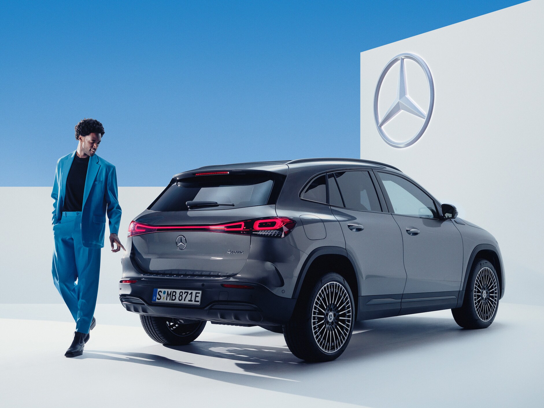 Ein Mann schaut sich seinen Mercedes-Benz an.