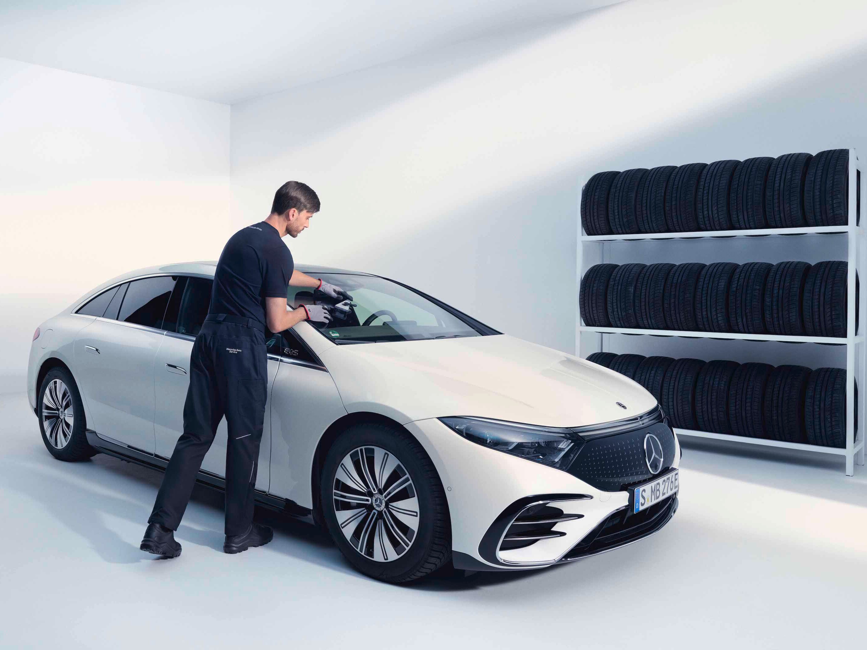 Ein Techniker überprüft die Windschutzscheibe eines Mercedes-Benz.