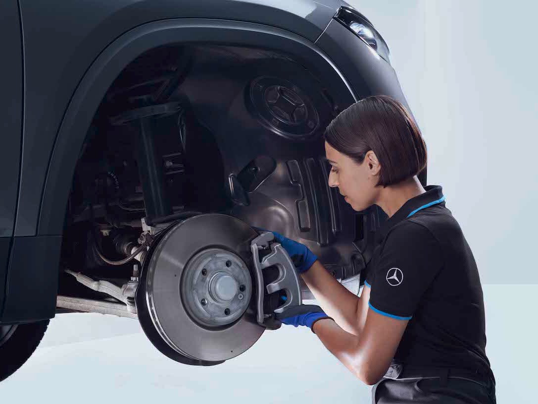 Un technicien Mercedes-Benz vérifie les freins d'un véhicule.