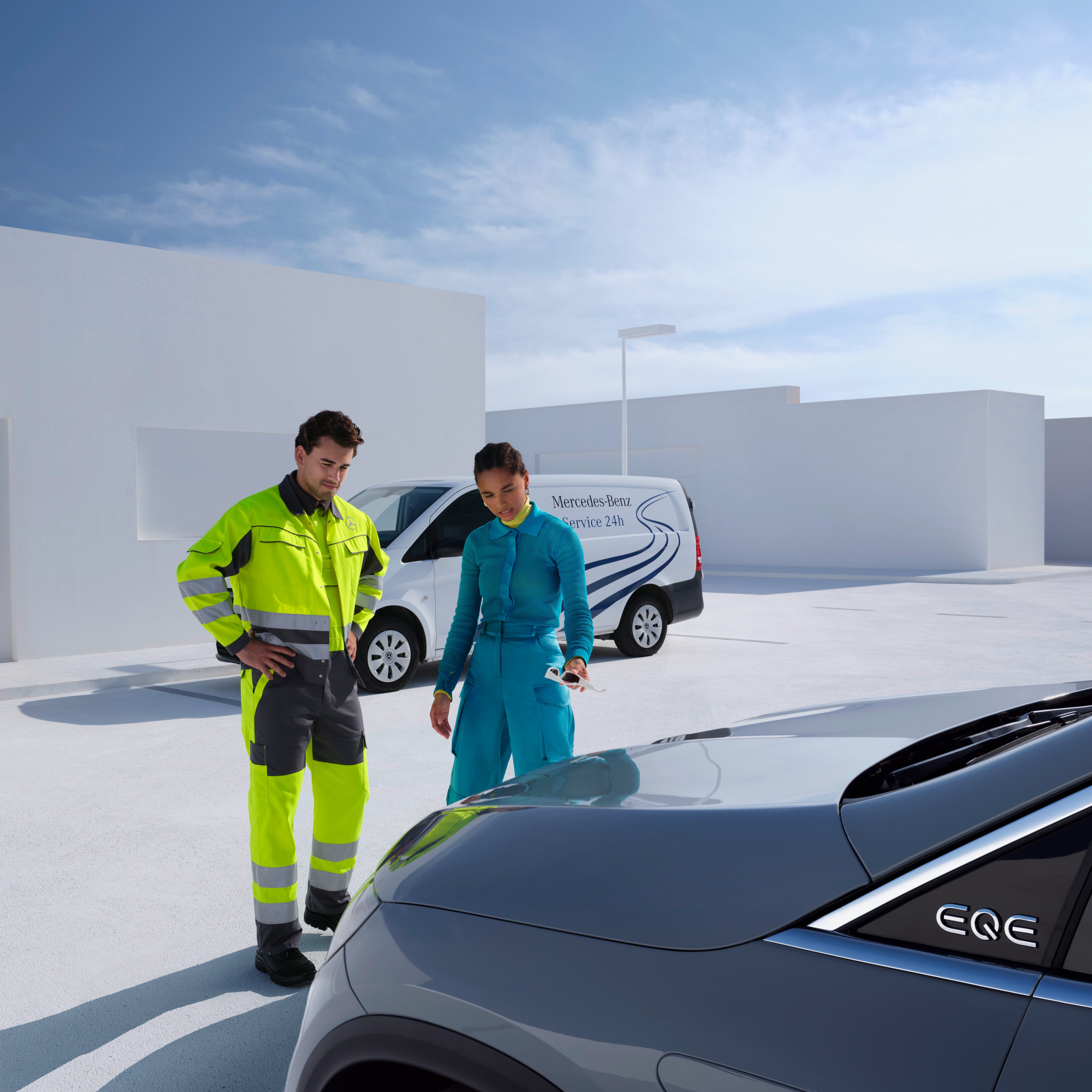 Collaborateur du service Mercedes-Benz et cliente près d’un véhicule.