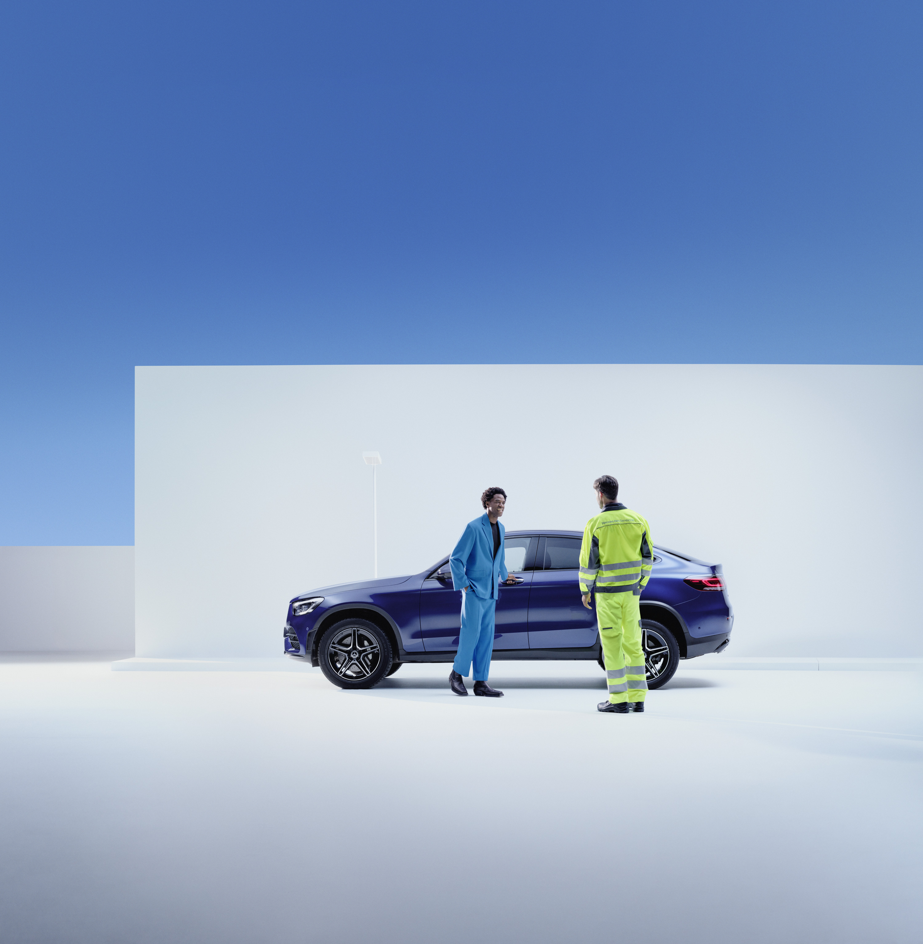 Pannenhilfe | Mercedes-Benz Mercedes-Benz Servicemitarbeiter und Kunde am Fahrzeug.