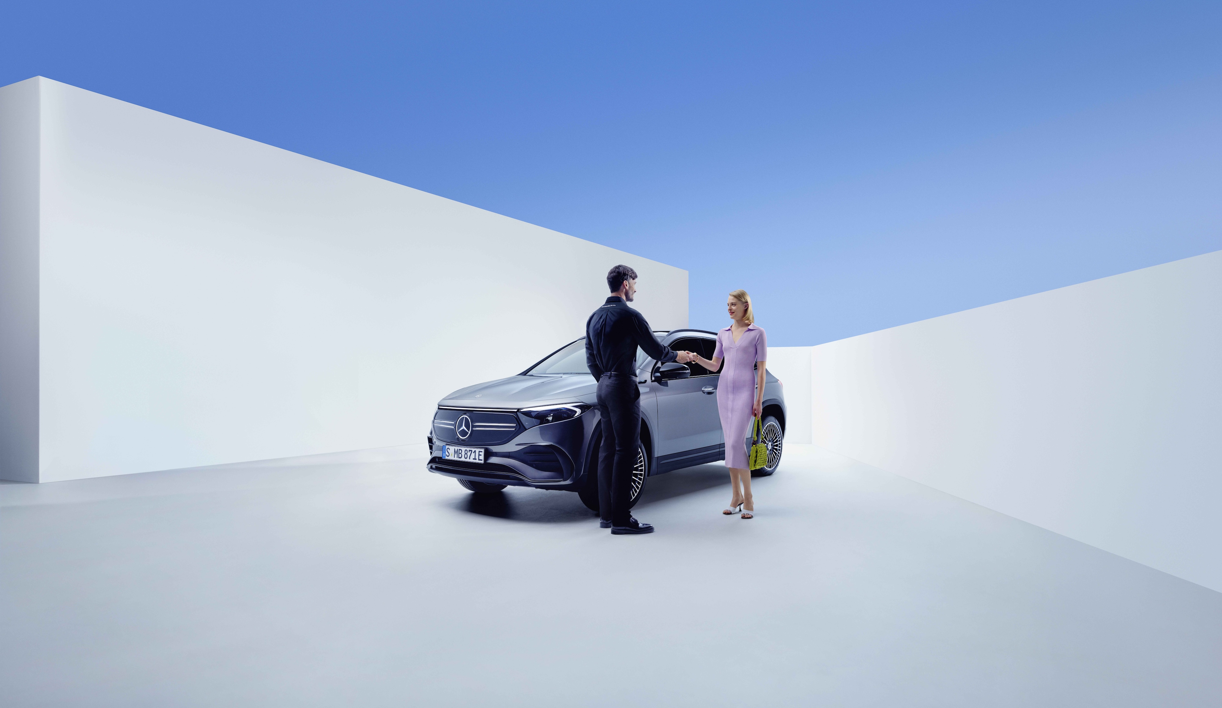 Service et réparation | Mercedes-Benz Employé Mercedes-Benz et cliente se serrent la main.