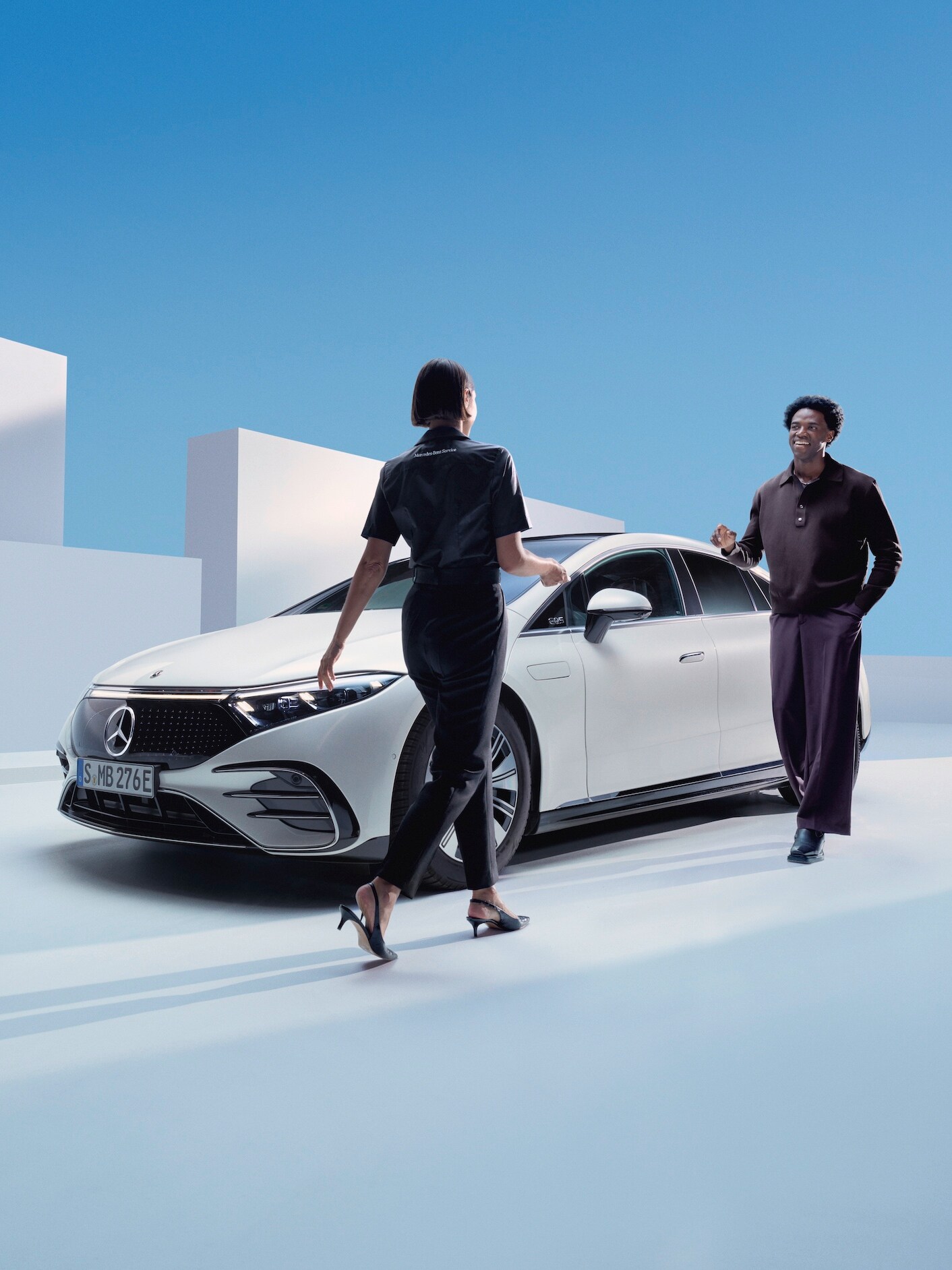 Une femme fait appel au service d'enlèvement et de livraison de Mercedes-Benz.