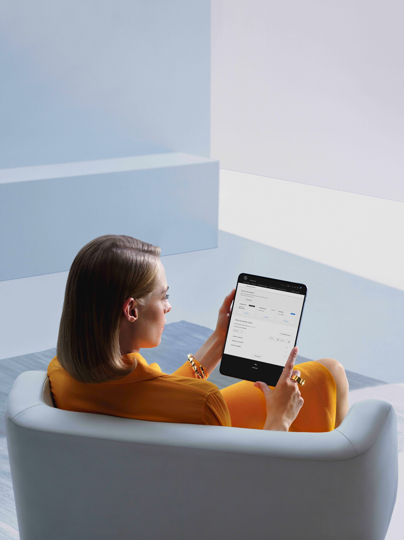 Una donna mentre utilizza un tablet con il Digital Service Report.