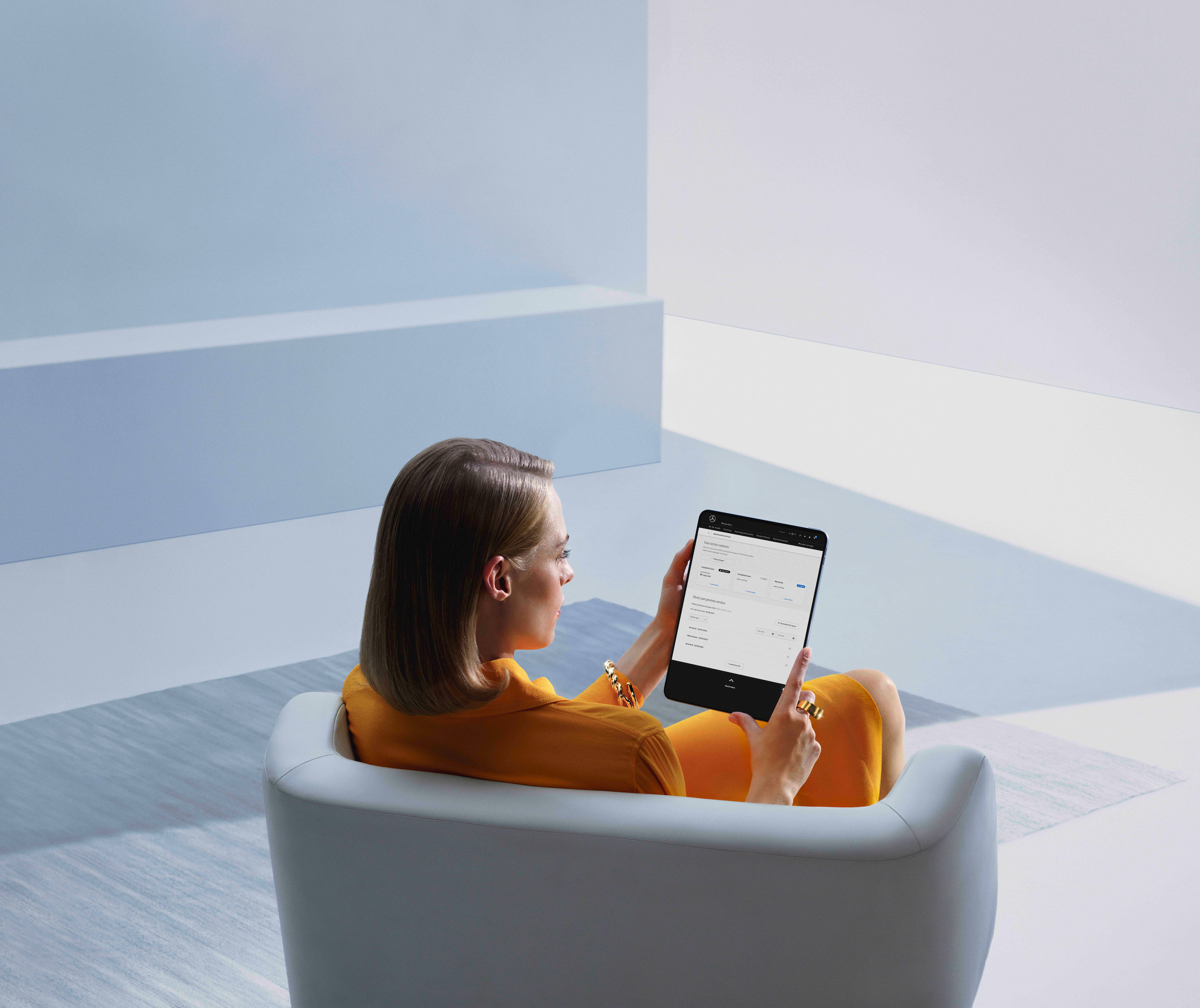 Rapporto assistenza digitale Mercedes-Benz. Una donna mentre utilizza un tablet con il Digital Service Report.
