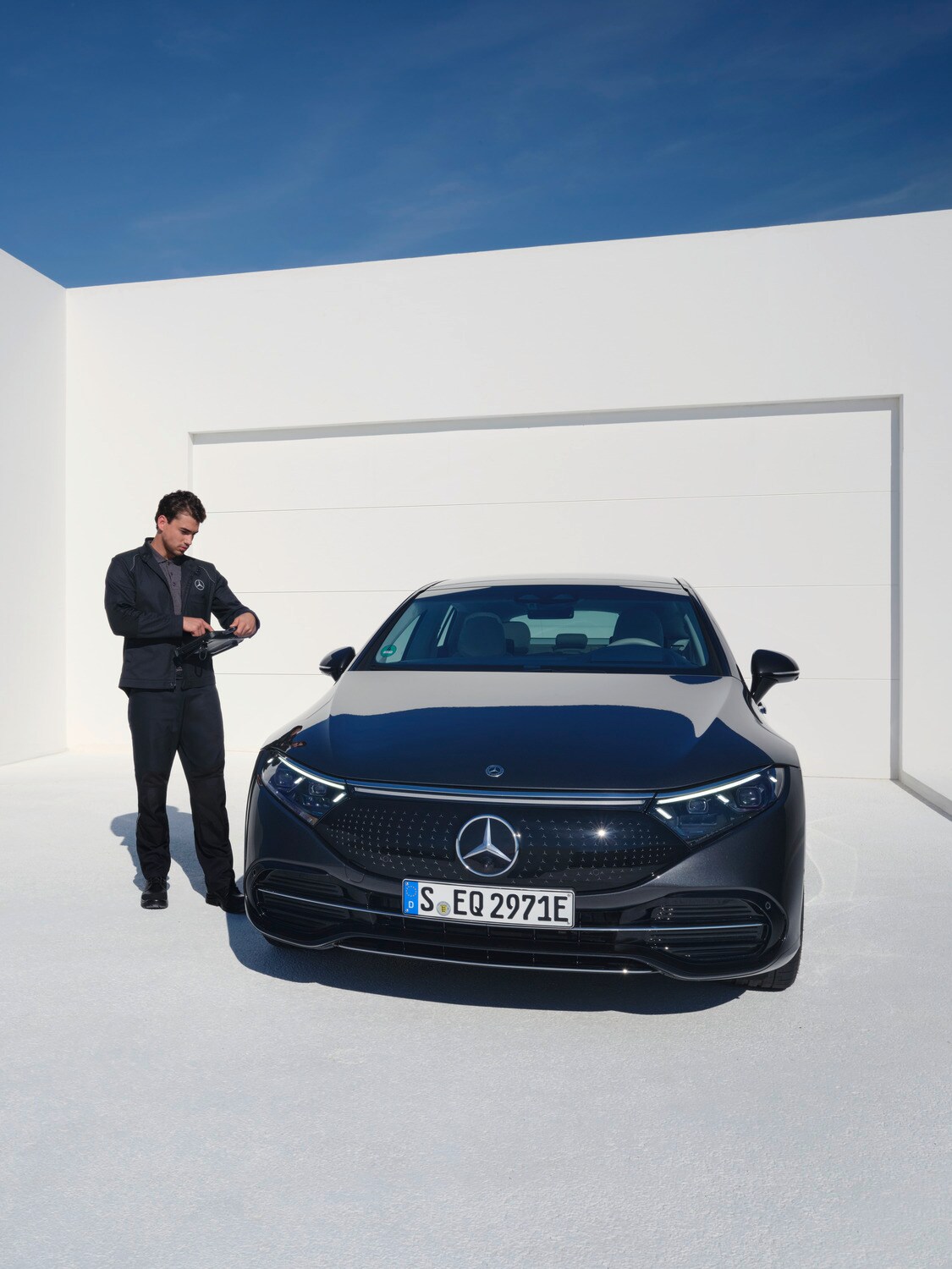 Un technicien Mercedes-Benz inspecte une Mercedes-Benz.