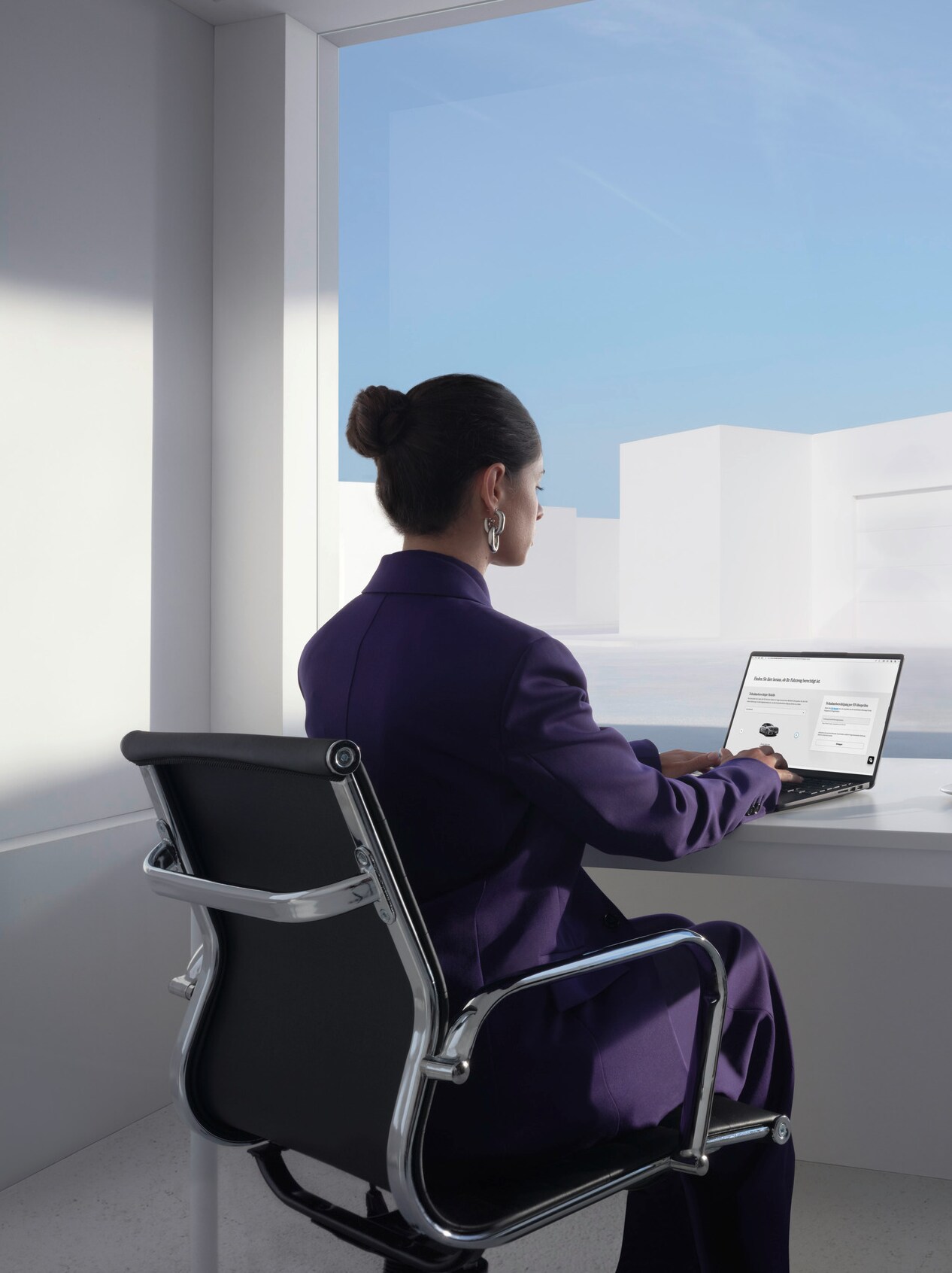 Une femme vérifie en ligne les tests antipollution de sa Mercedes-Benz.