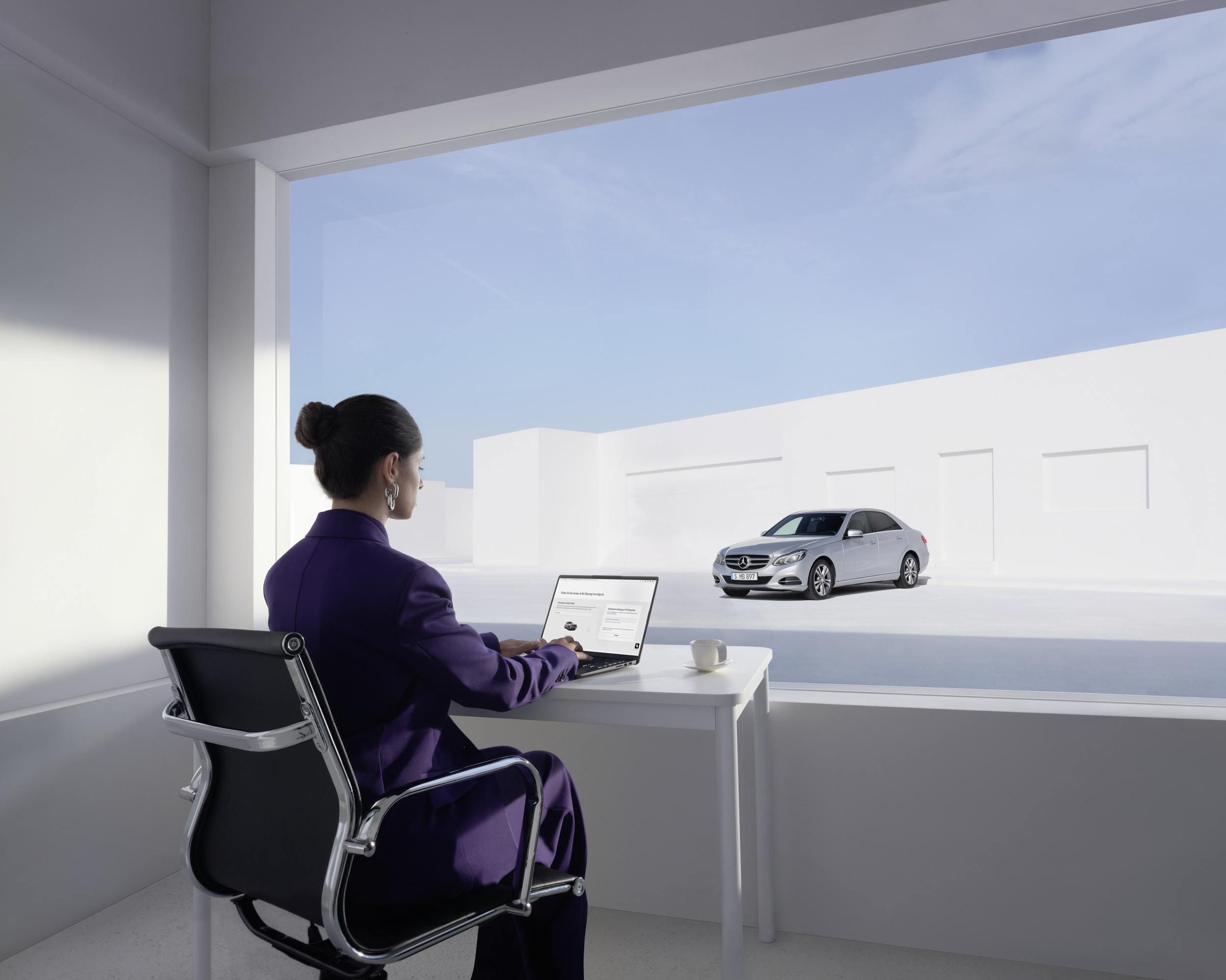 Test antipollution | Mercedes-Benz Une femme vérifie en ligne les tests antipollution de sa Mercedes-Benz.