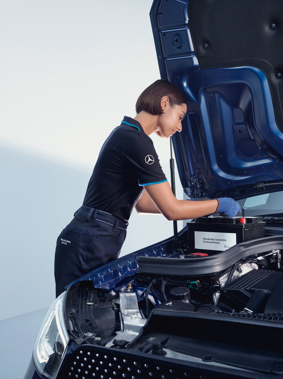 Un technicien Mercedes-Benz effectue un remplacement sur une Mercedes-Benz.