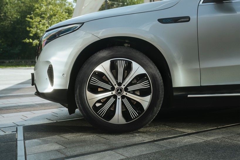 Nahaufnahme des vorderen Bereichs eines Mercedes mit Fokus auf den Mercedes Original-Reifen. Jetzt Reifenwechsel buchen | Mercedes-Benz