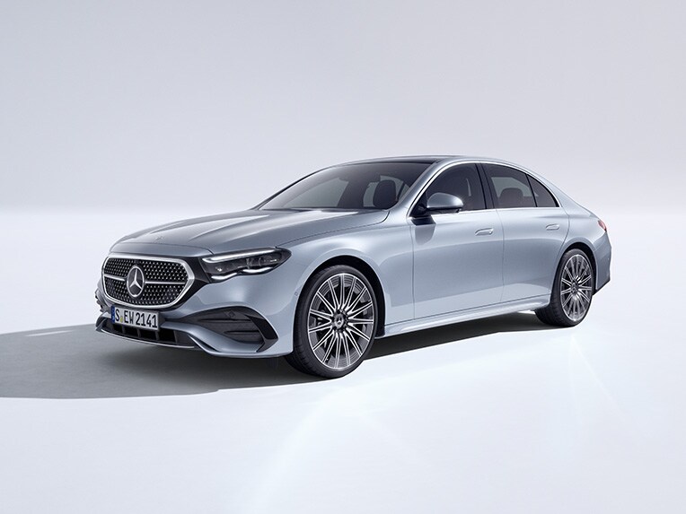 La nouvelle Classe E Berline de Mercedes-Benz dans une vue latérale.