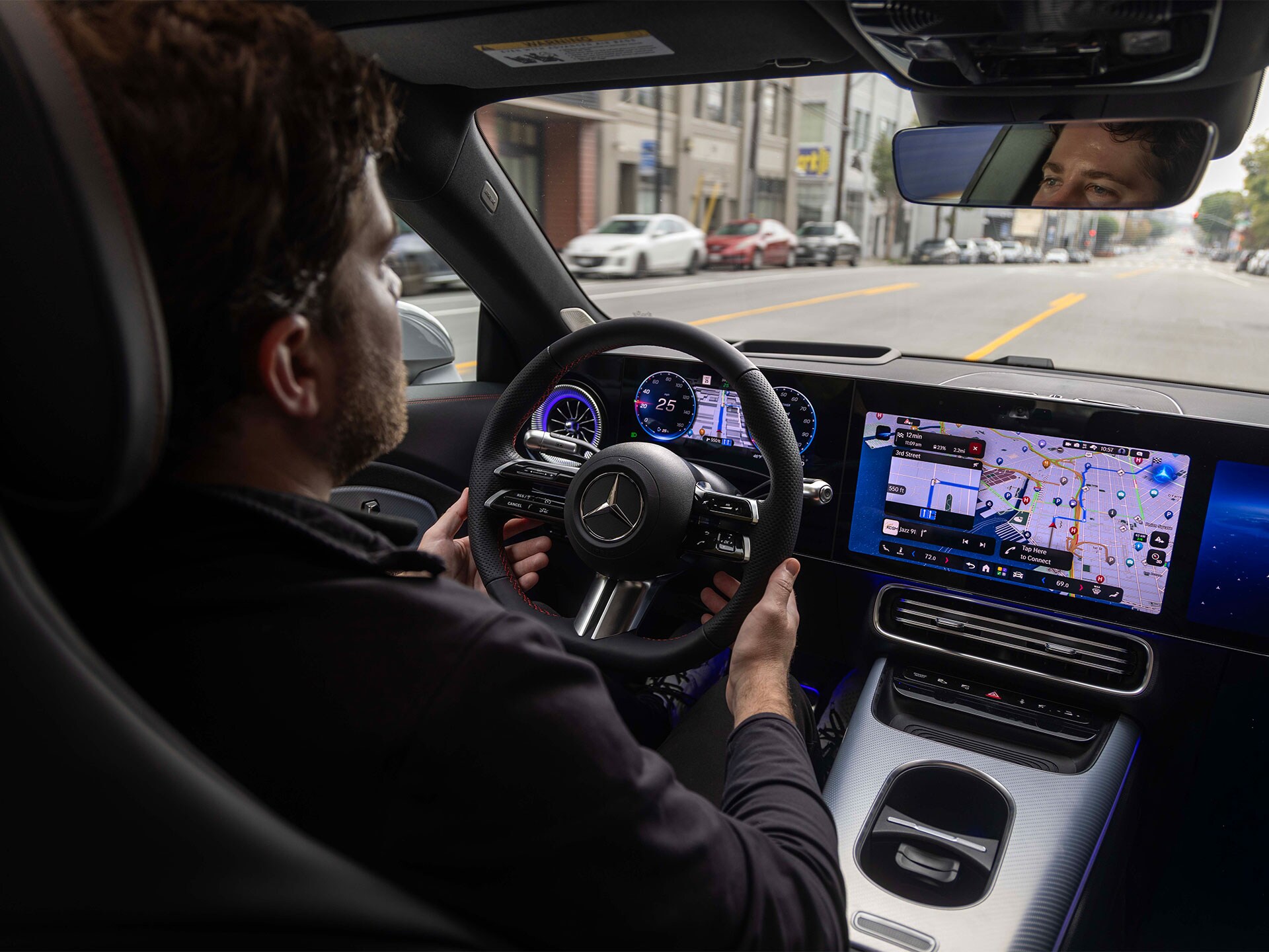 Le poste de conduite d'un véhicule Mercedes-Benz.